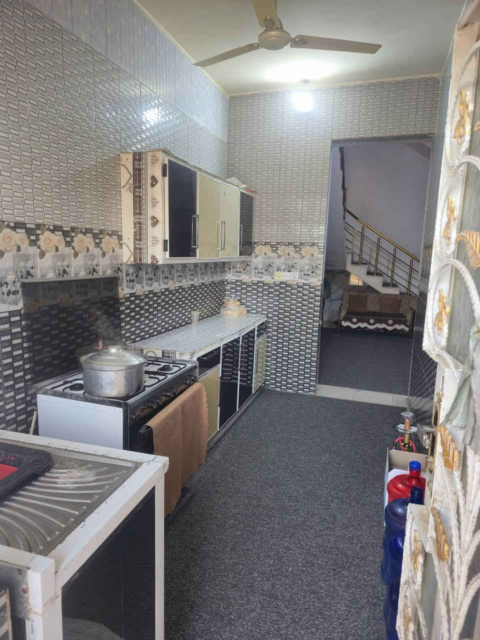 السلام عليكم من رخصت الأدمن بيت للبيع مساحة ١٢٠ م الواجها ٦ ونزال ٢٠ الكرغوليه مقابيل شارع ملاين يحتوي على استقبال وصاله وغرفة نوم مع حمام داخل الغرفه وحمام في الصاله الطابق الثاني غرفتين نوم مع حمام السعر ١١٠ الاستفسار ***********
