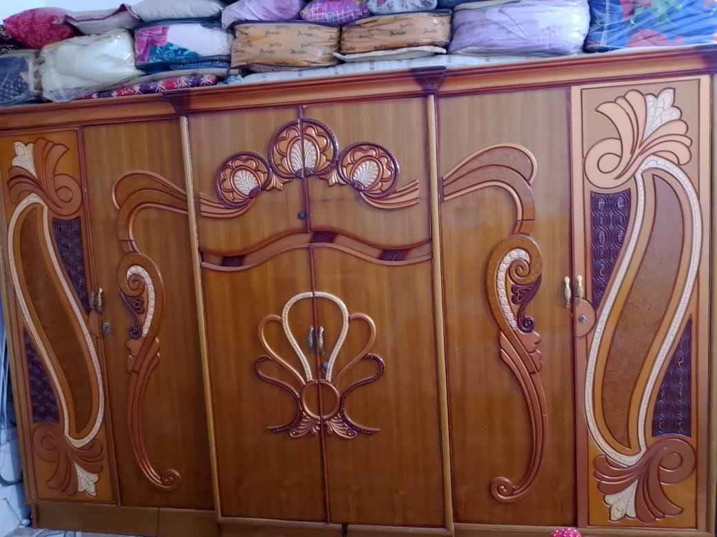 ميز وكنتور للبيع نضيفات كلش ب350 وبيهن مجال المكان كوت حي الحكيم الاستفسار ع الرقم *********** دهل اوران, واسط
