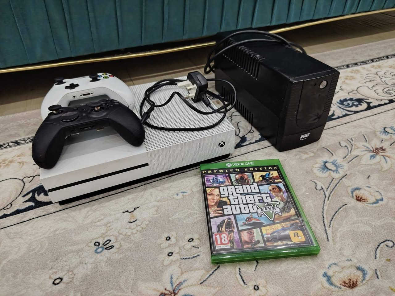 السلام عليكم  متوفر اكس بوكس وان اس للبيع ويا يو بي اس وقرص GTA ويدات 2 اصليات. 
السعر:  225 الف وبيه مجال
للتواصل الرقم:  ***********
