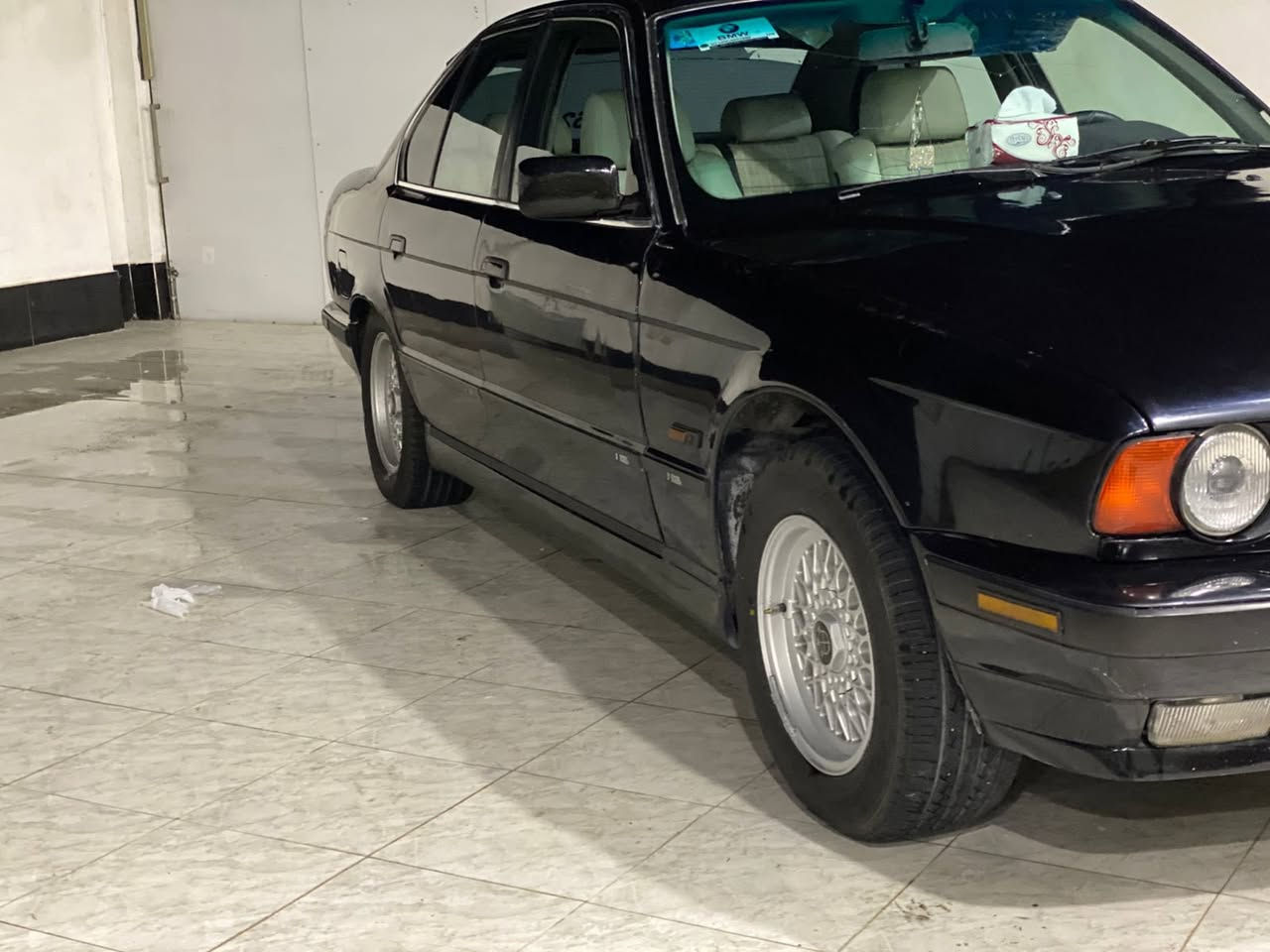 بيئم 525i 1991.
محرك مسكر فانوس كير ومكينه بشرط وحداديه بشرط تخم تاير السياره.
السيار فتحه.
السياره مصبوغه عام جماليه بدون حادث او خويس 
 وكير اوتو وشاشه وكشانه مدوشمه  جديد  ولايت منضومه زينون و ويل كب خليه تبريد شغال ثلج وشرط ترايك للبصره تحويل ثاني يوم رقم إنبار السياره
ومكان السياره الأنبار الرمادي
سعر السياره ب 48 وبيها مجال للشراي 
***********
