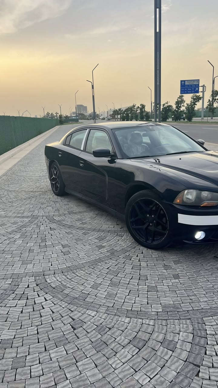 السلام عليكم جارجر موديل ٢٠١١  لون حبري غامق  محرك٣٦٠٠ جديد  سياره بيهة جاملغ امامي امبدل والجاملغ الخلفي صبغته اثر جراد سونار موجود ويه الصور السياره استخدام شخصي كير محرك شواصي لغود كله كفاله تبريد خير من الله داخل كريمي سياره استخدام شخصي لا مشتغله خط ولا شي سنويه باسمي هزه جديده مكانها بغداد مجمع البدور السكني 
السعر ب ١٣٠ وبيها مجال بسيط للشراي 
***********
