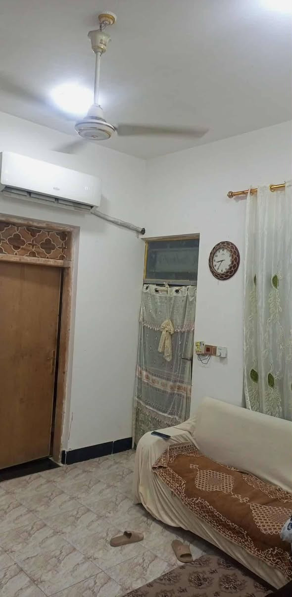 السلام عليكم بيت للبيع ١٥٠ متر اساس وسقف صب مركزي بنا طابوك وبلوك قريب علا شارع العام جاهز لسكن بي غرفتين وصاله ومطبخ واستقبال بنا حديث مكانه سايدين المطار الجديد بين لدخول والخروج مال لمطار لسعر ٥٥ وبي مجال ***********
