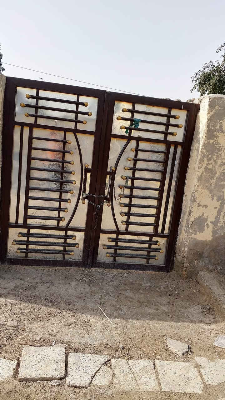 سلام عليكم ورحمة الله وبركاتة ورمضان كريم نشالله عليكم بيت البيع في منطقت ام هليل يتكون من صاله ومطبخ وغرفتين نوم ماي وكهرباء ومولد سحب مساحه للبيت 200 رقم التواصل واتساب *********** العسر 7000وبي مجال
