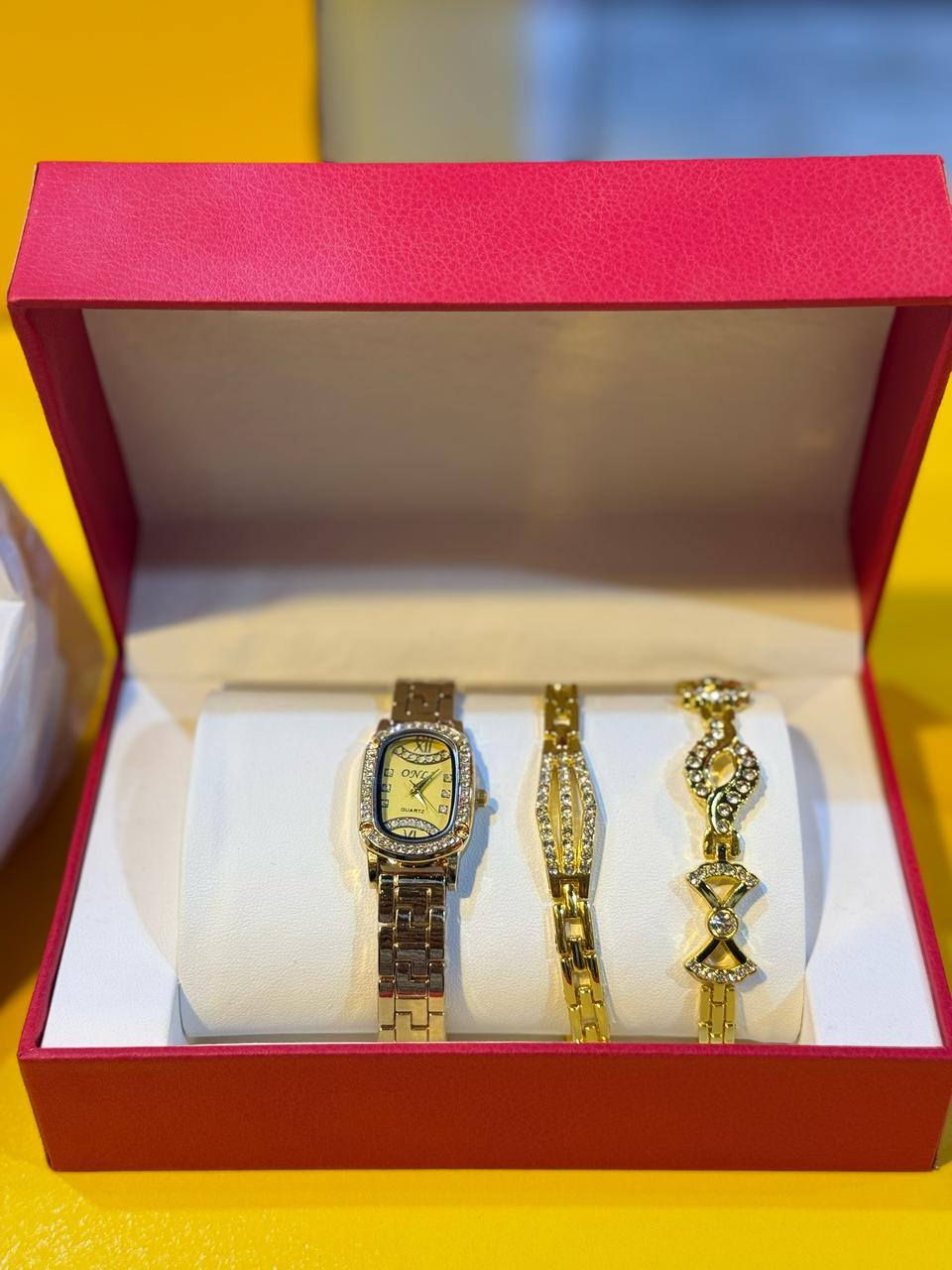 ⏱️ لأن الأناقة تبدأ من تفاصيلك الصغيرة… نقدم لكِ تشكيلتنا الجديدة من الساعات النسائية الفاخرة ✨😍

✔️ تصميم عصري يلائم جميع الإطلالات
✔️ خامة عالية الجودة ومقاومة للخدوش
✔️ ألوان راقية تضيف لمسة أنثوية ساحرة
✔️ مناسبة للهدايا وللاستخدام اليومي

💃 ارتديها… وتميّزي بإطلالة فريدة تلفت الأنظار أينما كنتِ ✨

📍 للطلب والاستفسار: مكتبة الولاية كوت حي جهاد نهايه شارع صبر 
📞 هاتف: ***********
