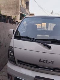 كيا عموشه موديل 23 السياره ماشيه 65 حقيقي السياره كفاله بارد قليل جدا ...