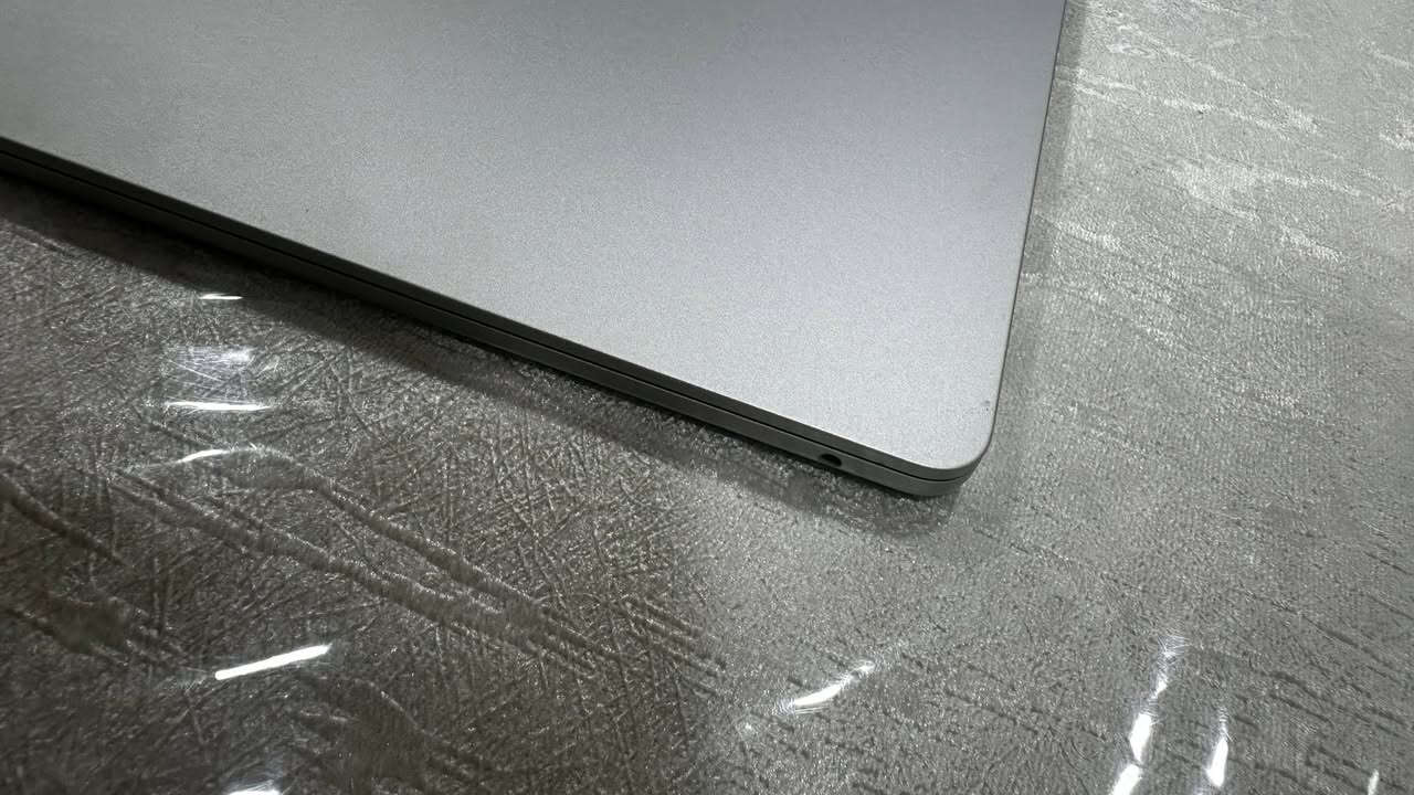 MacBook Air M2 - بحالة الوكالة (كالجديد)
جهاز ماك بوك أير بمواصفات ممتازة وحالة نظيفة جداً، مناسب جداً للاستخدام اليومي والمهني.
المواصفات التقنية:
 نوع الجهاز: MacBook Air
 سنة الإصدار: 2022
 المعالج (الشريحة): Apple M2
 الذاكرة العشوائية (RAM): 8 جيجابايت
 سعة التخزين: 256 جيجابايت (مساحة كافية وسريعة)
 الشاشة: شاشة Liquid Retina مقاس 13.6 بوصة بدقة عالية (2560 × 1664)
 نظام التشغيل: macOS Tahoe (إصدار 26.3.1)
 اللون: فضي (Silver)
 دورات شحن : 26
حالة البطارية:
 نسبة صحة البطارية: 100% (أداء البطارية ممتاز وبكامل طاقتها الأصلية)
 المميزات: يدعم ميزة "شحن البطارية المحسن" للحفاظ على عمر البطارية على المدى الطويل.
حالة الجهاز:
 الجهاز بحالة ممتازة جداً، نظيف، ومحافظ عليه بعناية فائقة، ويعمل بكفاءة عالية
سعر : 900.000


**إذا كنت صاحب هذا الإعلان وتريد حذفه لأي سبب، رجاءا أرسل رسالة إلى الدعم الفني**
