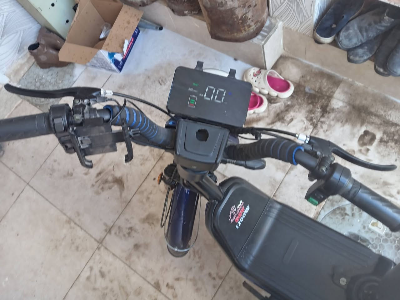 السلام عليكم اخوتي دراجه شحن للبيع السعر 350 وبيه مجال للطيبين عنواني كميره شارع أبو طاوه رقمي ***********
