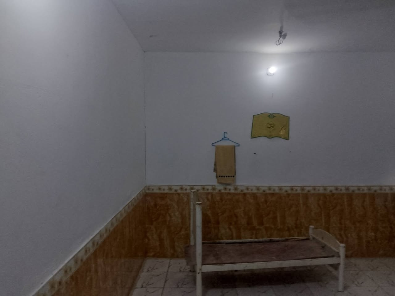 سلام عليكم يوجد بيت للبيع بلبراكيه بشارع المعمل يم جامع الخزاعلة ٣٠٠متر عن شارع المعمل جاهز التطويب يتكون من غرفه وبراني وصاله ومطبخ وحمام داخلي وخارجي وحديغه وقراج سياره وطارمه المساحه ١٧٠ شارع تبليط عرضه ١٢ متر باب البيت الاستفسار تصل***********
