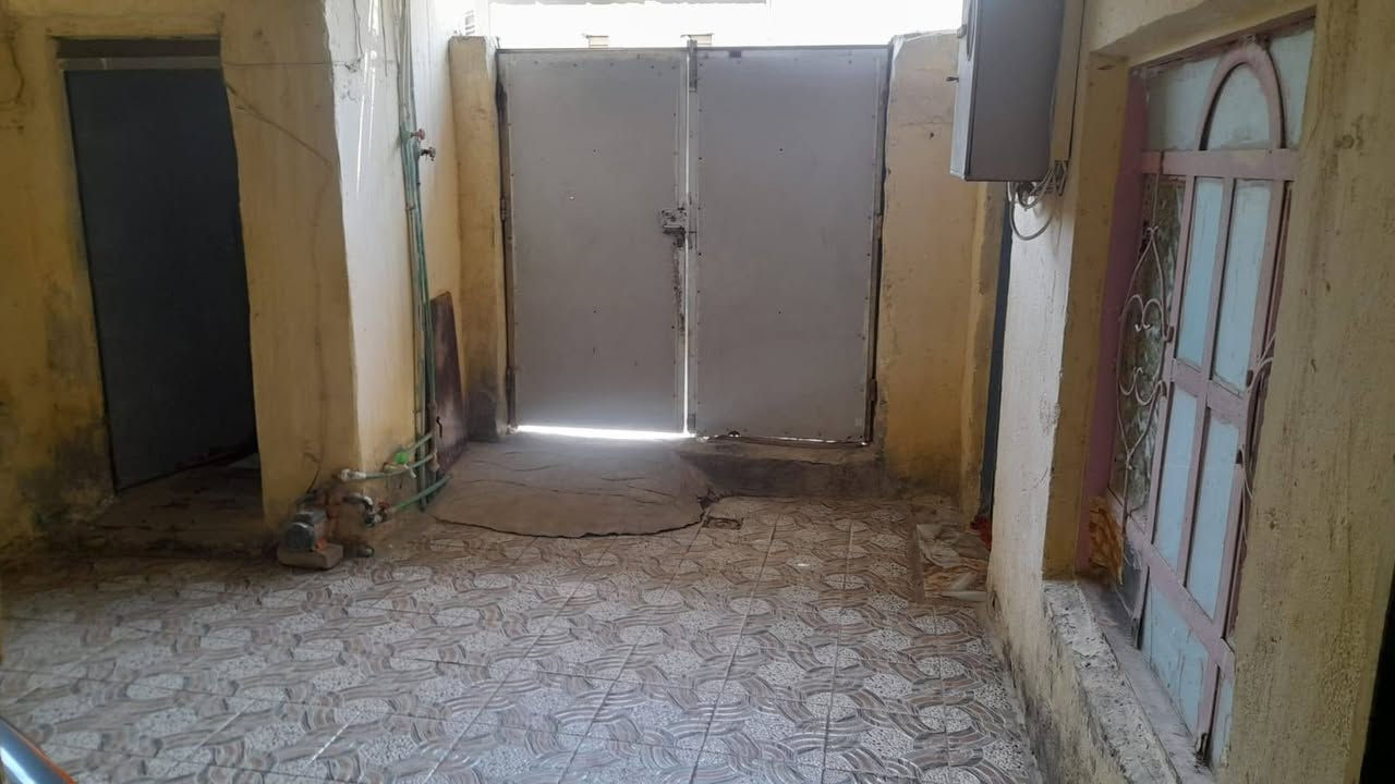 دار للبيع طابو صرف  ا البناء غرفة و صالة و براني المساحة 96 العنوان شارع 30 خلف المستوصف علمن المنطقة تبليط و مجاري 
الاستفسار ***********
