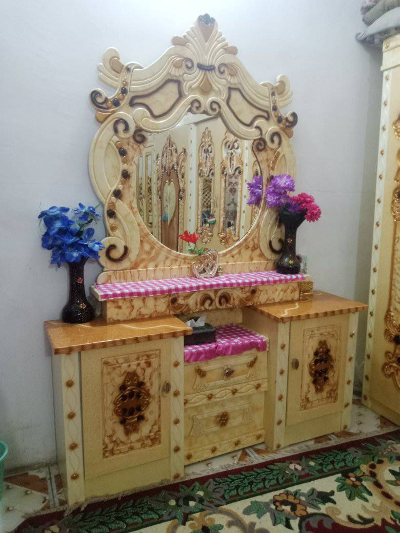 سلام عليكم 
غرفه اخشاب للبيع نضيفه كلش.  بمليون و400 الف وبيه مجال شراي مكان غراف  واتس 
***********
