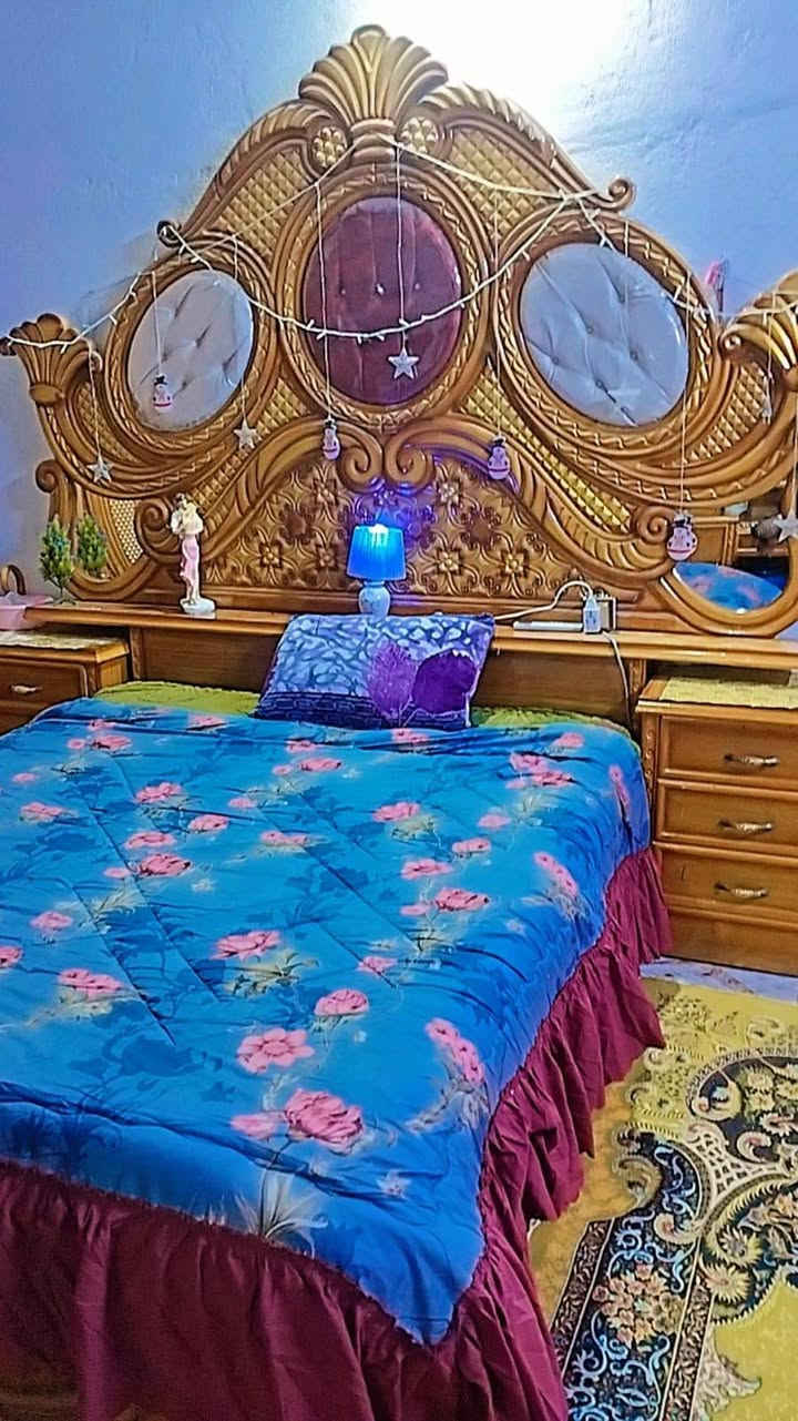 السلام عليكم
غرفة نوم نجارة عراقية ستة ابواب طابقين نظيفة صار فتره قلبله اشتريتها وهسه اريد ابيعها 
سعرها ٨٠٠ الف وبيها مجال تجي تشوفها وتدلل 
مكاني البصرة سفوان 
***********
