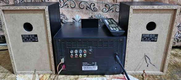 السلام عليكم ..
جهاز سيستم ماركة فلبس بمواصفات حديثة و رائعة .كهرباء ٢٢٠ فولت ..جهاز بلادي بدون تصليح او ضرر نظافة بحدود ٩٠ % و شغال بالكامل ...مع ريموت اصلي واريل للراديو وكيبل كهرباء..
اخراج الصوت للسماعات  ٦٠ واط .كل تك ٣٠ واط 
سماعات من الخشب ارتفاع ٢٣ ونص سم والطول الكلي مع الجهاز ٣٥ سم .
المواصفات : 
مشغل اقراص   DVD و CD وMP3 .يعرض صورة و صوت عالتلفزيون 
فلاش رام 
راديو باحث FM .مع خزن قنوات مفضلة
٢ اواكس مضخم صوت للنقال او الشاسة او  أي جهاز تكدر تربطه عليه .
و يدعم ربط بلوتوث خارجي عالاواكس .
قاعدة لربط ايبود مشغل صوتي .
مع خاصية ايكولايزر للتحكم بالصوت بالكامل وخاصية تضخيم البيز XBass .
و نشرة ايكولايزر مع الصوت في واجهة الجهاز 
شغل الجهاز جدا ممتاز عالي ومجسم مع تضخيم بيز 
السعر  ٦٠ الف نهائي اخوان ..اي استفسار او للمراسلة موجود خاص او *********** البصرة 
موجود توصيل شركة .
