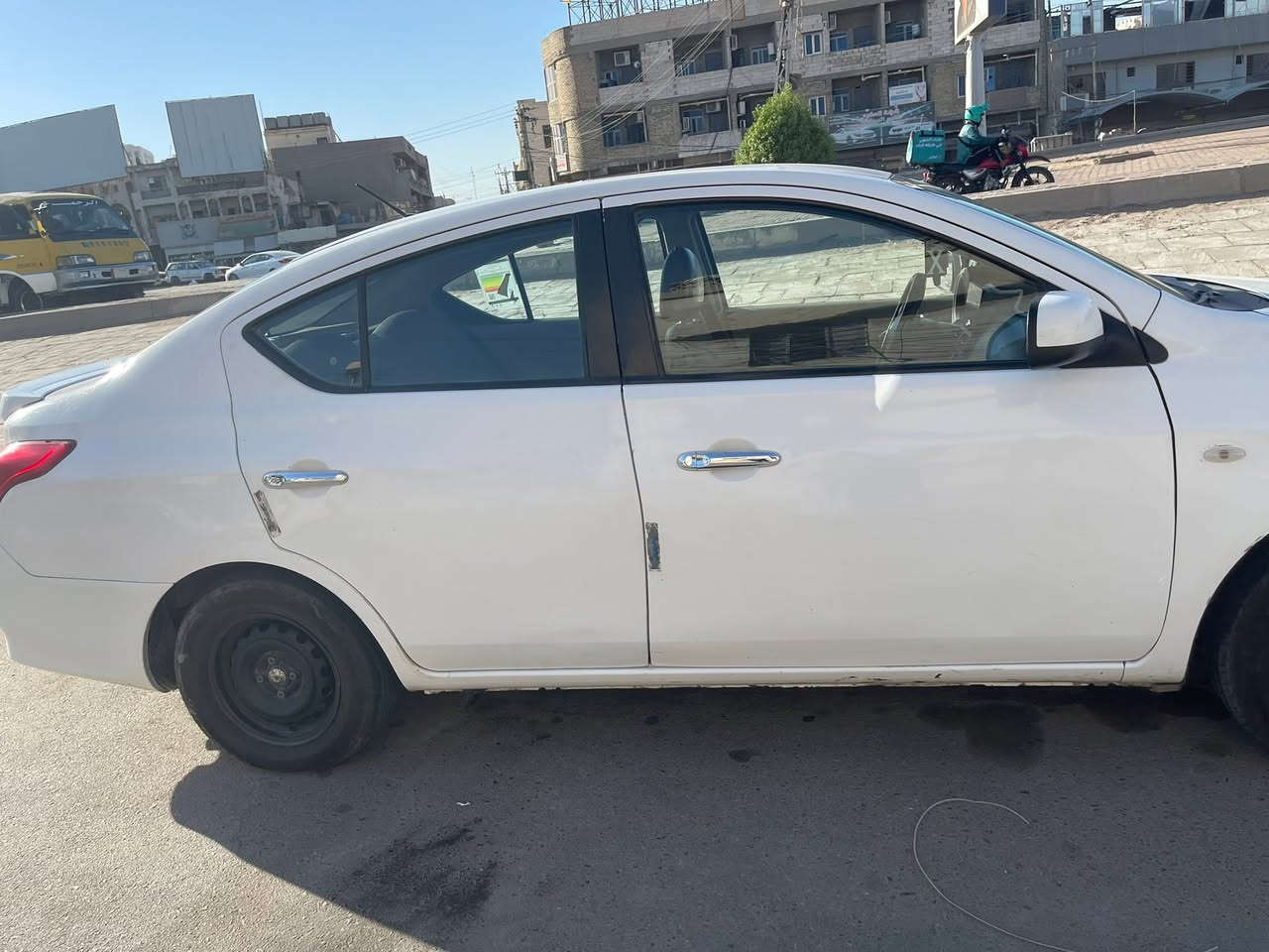 سلام عليكم 
نيسان سني هندي موديل ١٨ 
رقم بغداد باسمي 
سياره بيه ٣ قطع تبديل بدون دواخل جاملغ وباب سايق وقبغ جنطه وبيها طخه بجاملغ خلفي  ومعمره وبيها بارد  ابيع حزام سياره بدون دواخل مكينه كير دواخل قماره كفاله ع فحص بيها منضومه غاز  دوشمه كشنات ولارضيه سعر ٨٢ وبيها مجال عنوان دوره  
***********
