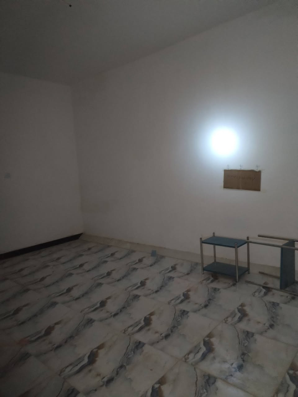 السلام عليكم
شقة نظيفة مامشغولة طابق اول مستقلة مساحتها ٧٥م
بيها غرفة كبيرة٤×٦،٥
صالة مفتوحة تشمل مطبخ حمام ،بيتونة وسطح نظيف المراجعة معي
رهنية ٦ملاين
ايجار ١٥٠الف
***********
شارع ابو هاتو قرب الجامع ركن مقابل ماء ارو
