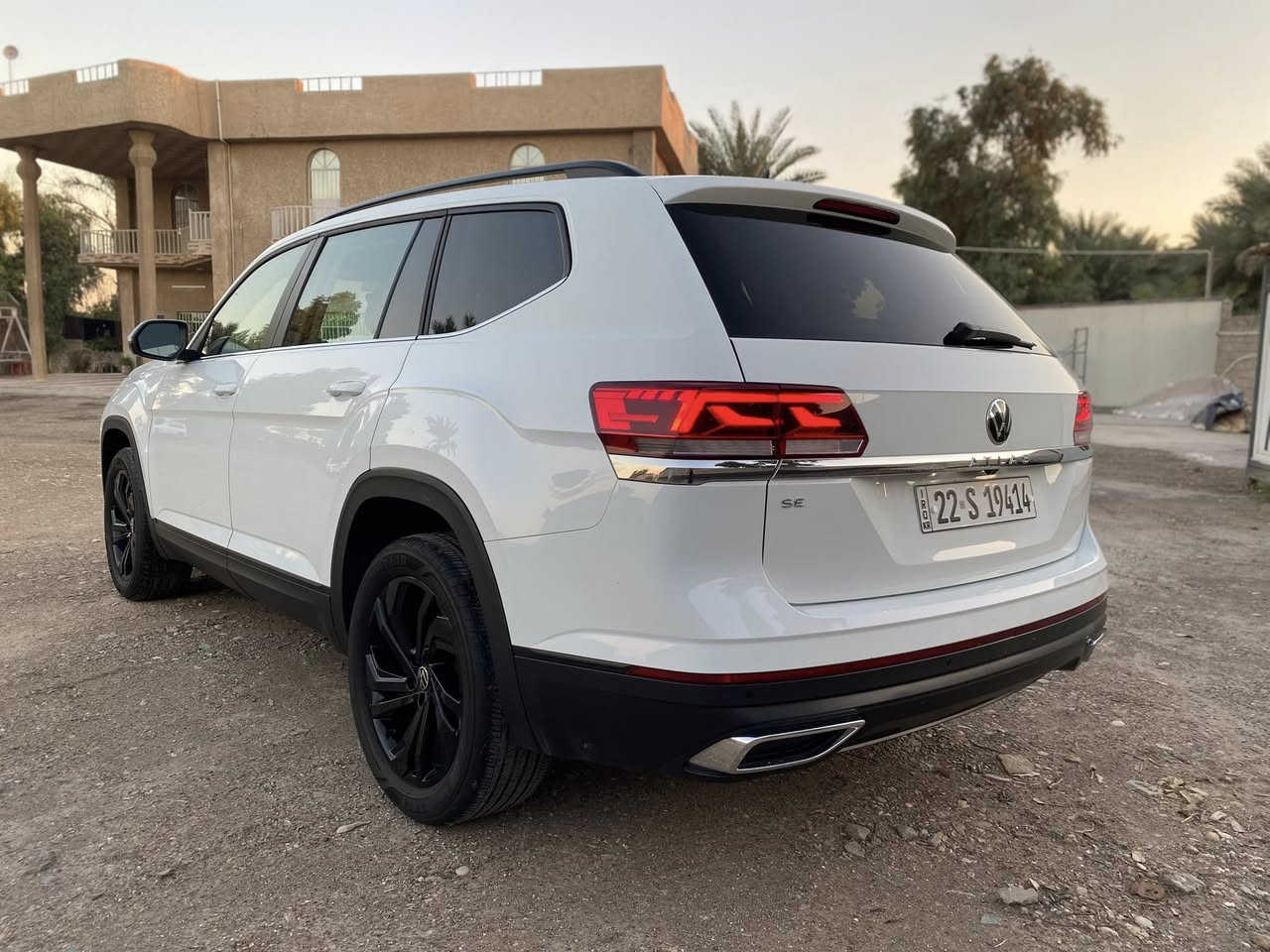 يالله
السلام عليكم 
‏Volkswagen Atlas SE 2023
فولكس واكن اطلس فاملي فول مواصفات عدا الفتحة 
محرك 2.0 تيربو – اقتصادي
دفع أمامي – فتحة USB + بصمة + تشغيل عن بعد
شاشة كبيرة تدعم Apple CarPlay و Android Auto
نظام النقطة العمياء + تحذير الاصطدام + كبح تلقائي
7 مقاعد – 3 صفوف – كشنات جلد قرميدي 
تبريد ثلاثي + تحكم كهربائي بالمقاعد
جنوط رياضية أسود 20 إنج + أضوية LED كاملة
كاميرا خلفية + حساسات امامي خلفي
نظام تثبيت السرعة الذكي (Adaptive Cruise Control)
نظام مراقبة المسار ومانع الانزلاق
باب خلفي كهربائي يفتح مع حركة القدم 
الحادث كما موضح بالصور فقط بنيد صبغ
السيارة رقم اربيل 
مكان السيارة بغداد
للاستفسار ‭0771 033 9911‬
السعر 240$
