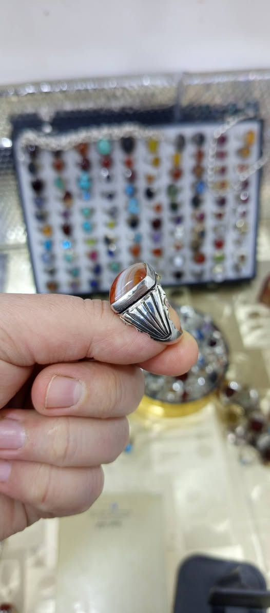 خاتم من العقيق اليماني الملون قطع مربع فضه عيار 925 قطعه غايه من الجمال للاستفسار  التواصل ع الخاص


**إذا كنت صاحب هذا الإعلان وتريد حذفه لأي سبب، رجاءا أرسل رسالة إلى الدعم الفني**