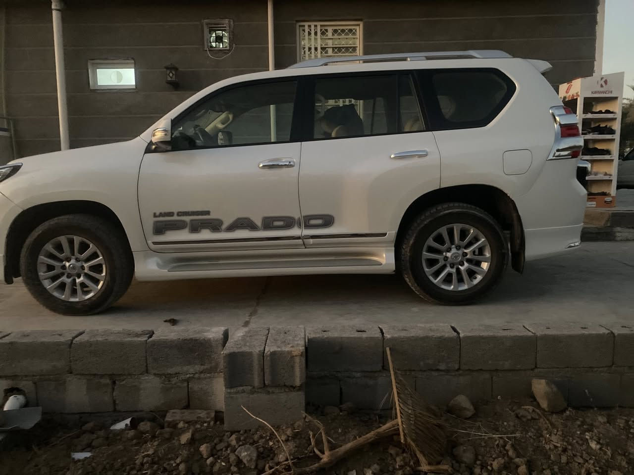 السلام عليكم Toyota Prado
2015الفئة VXفولل مواصفات محرك V6 4000
 المواصفات
-لايت زنون
-شاشه 
-دخول ذكي
-تشغيل عن بعد
-اشارة ترحيب
-فتحة
-بصمه
-عداد لكزس
-تحكمات استيرن

المكان بغداد الدورة للاستفسار اتصل على هذا الرقم 
***********
