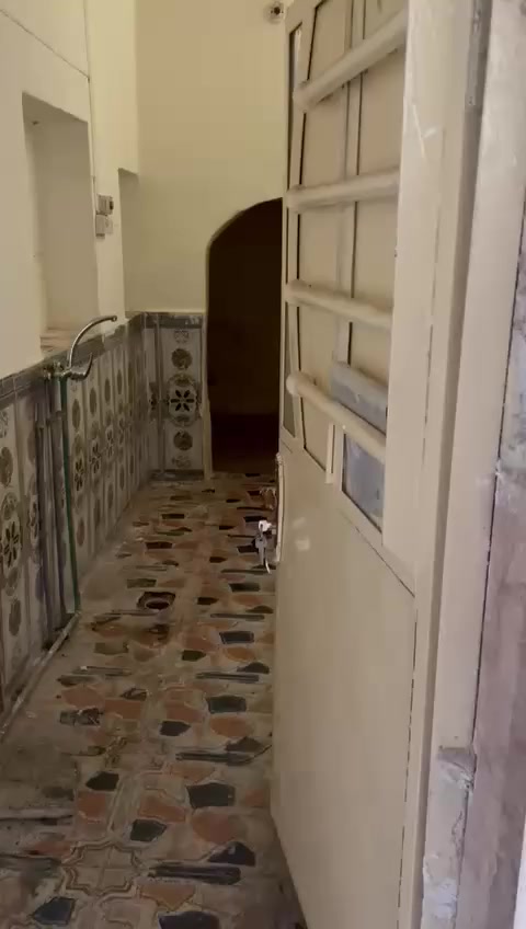 السلام عليكم من رخصه الادمن بيت ارضي للايجار بدون صطح يتكون من غرفتين وخدمات   يحتوي على سخان ومغسله وواير سحب يعني جاهز ميحتاج شي بيت مرمم  سعر الايجار 250 قفل يقع في خان لاوند بالفرع المقابل للمضمد ابو زكي للاستفسار  ***********
