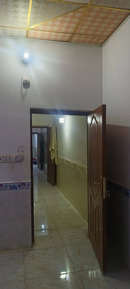 ‏بيت للبيع مساحته ١٠٠ طابق ونص غرفتين وصالتين واستقبال ومطبخ و ثلاث صحيات حي الوفاء مقابل الهندية منطقه الأربعين شارع عشره سعره ١٣٥ وبين مجال وحاليا ماجر ٣٥٠ 
‏للاستفسار مكتب بركات ام البنين ***********
