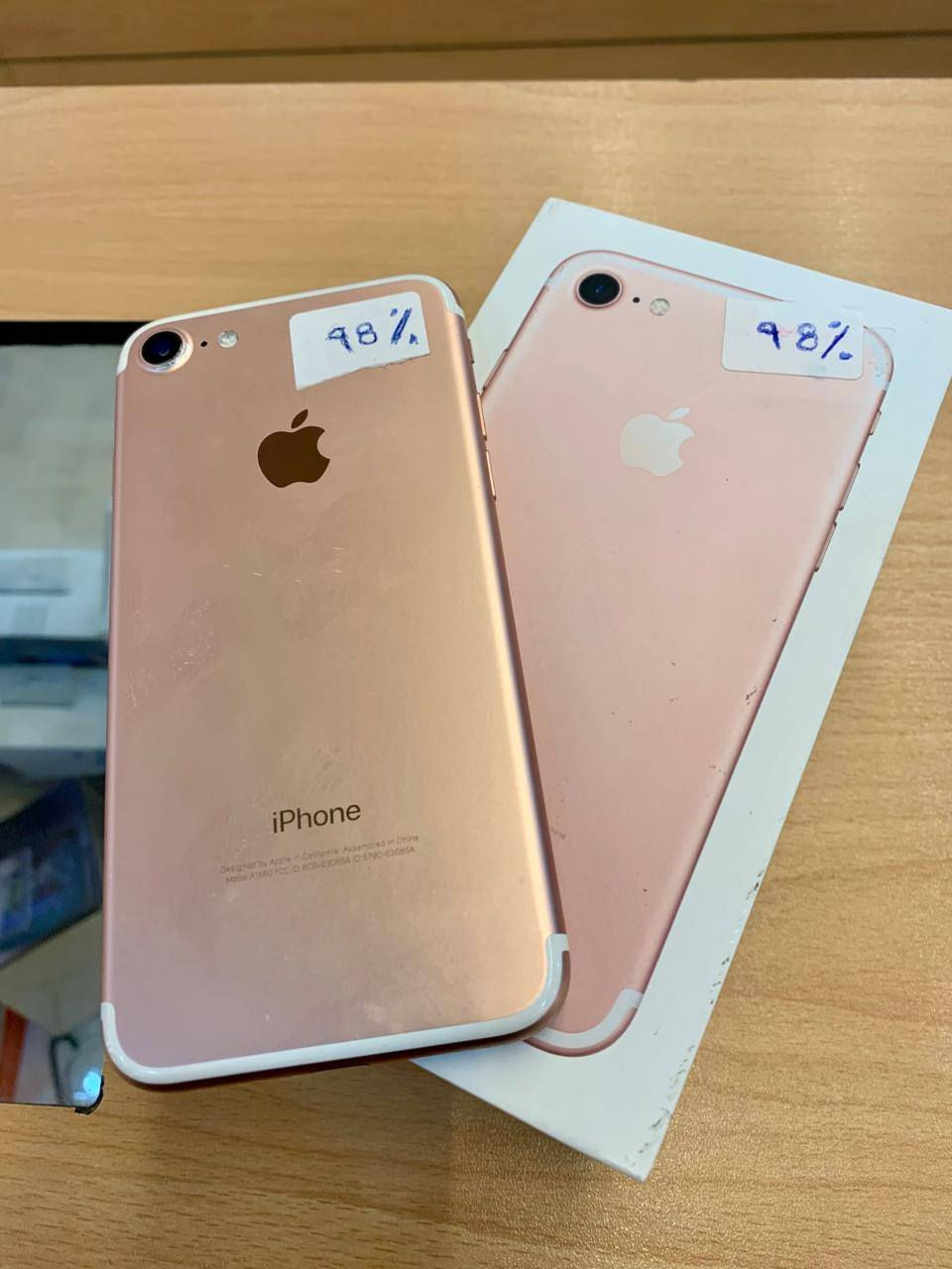 ايفون 7 عادي امريكي ذاكره 32 بطاريه 98‎%‎ لون روز كامل ملحقاته ضمان ما مفتوح الجهاز ولا مغير بيه اي قطعه
نضافه 90‎%‎ مستخدم كلش قليل 
السعر 75 الف فقط
***********
