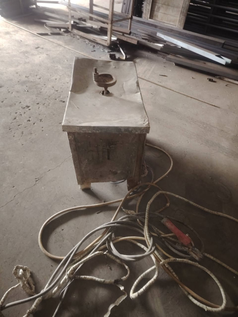 سلام عليكم عندي غراض للبيع كتر 10 حصان كوسره ثابته 3 فيز مكينه لحيم القديم كله نحاس ميز تزكا ويا منكنه كلمن او سعره  للبيع مكاني بغداد الحسينيه مال الراشديه ***********
