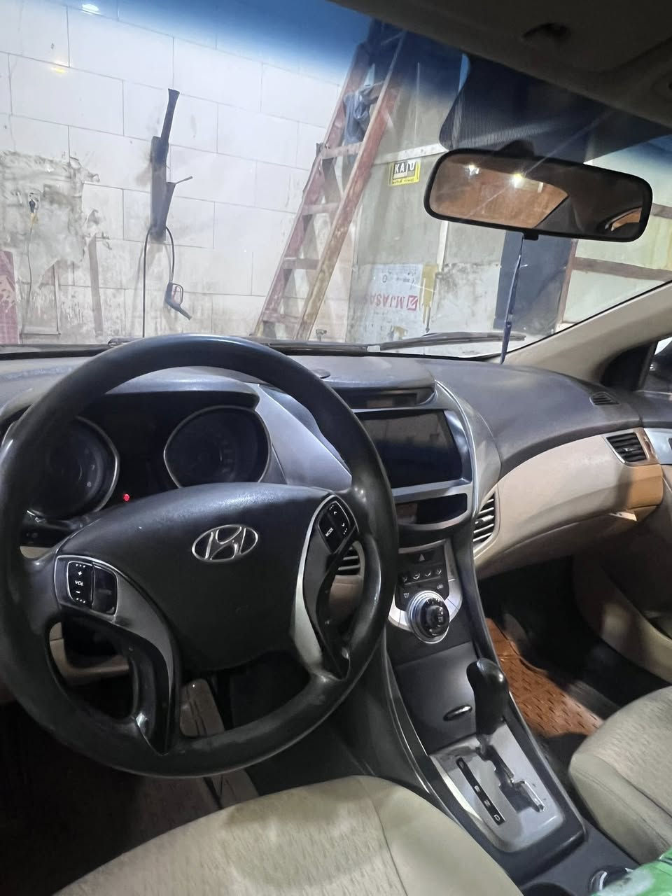 🚗 هوانداي النترا 2012 (خليجي) للبيع 🚗
المواصفات والتفاصيل:
 النوع: هوانداي النترا (Hyundai Elantra).
 الموديل: 2012.
 المحرك: 1800cc.
 المواصفات: خليجي.
 اللون: أبيض (مثل ما موضح بصورة السيارة )
حالة البودي والسيارة:
 السيارة بوضعية الكفالة (عامة من كلشي).
 تحتوي فقط على (كم بارد) بسيط جداً وغير مؤثر، وباقي البودي سليم ومكفول.
 المحرك، الكير، والتبريد بشرط الفحص والجاهزية.
معلومات إضافية للمشتري:
 📍 المكان: [البصره _ الزبير ] رقم السياره بصره تحويل ثاني يوم 
 📄 الرقم السنوي والورق: [سنويه 2030 باسمي السياره ]
 💵 السعر:  110 بيها مجال للشراي (( بياع شراي لا تتصل )) للتواصل والاستفسار:
📞 يرجى المراسلة على الخاص أو الاتصال على الرقم: [ ***********]

