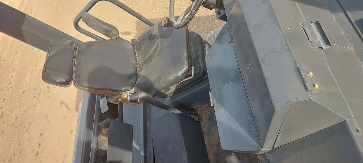 حادله مطاطيه البيع 
 اسمه بوماك مديل حديث 2013 نضافه فول عل شركه 28طن وزن    غير   اوتوماتيك  زنجيل مختفيه *********** السعر 125 ورقه

