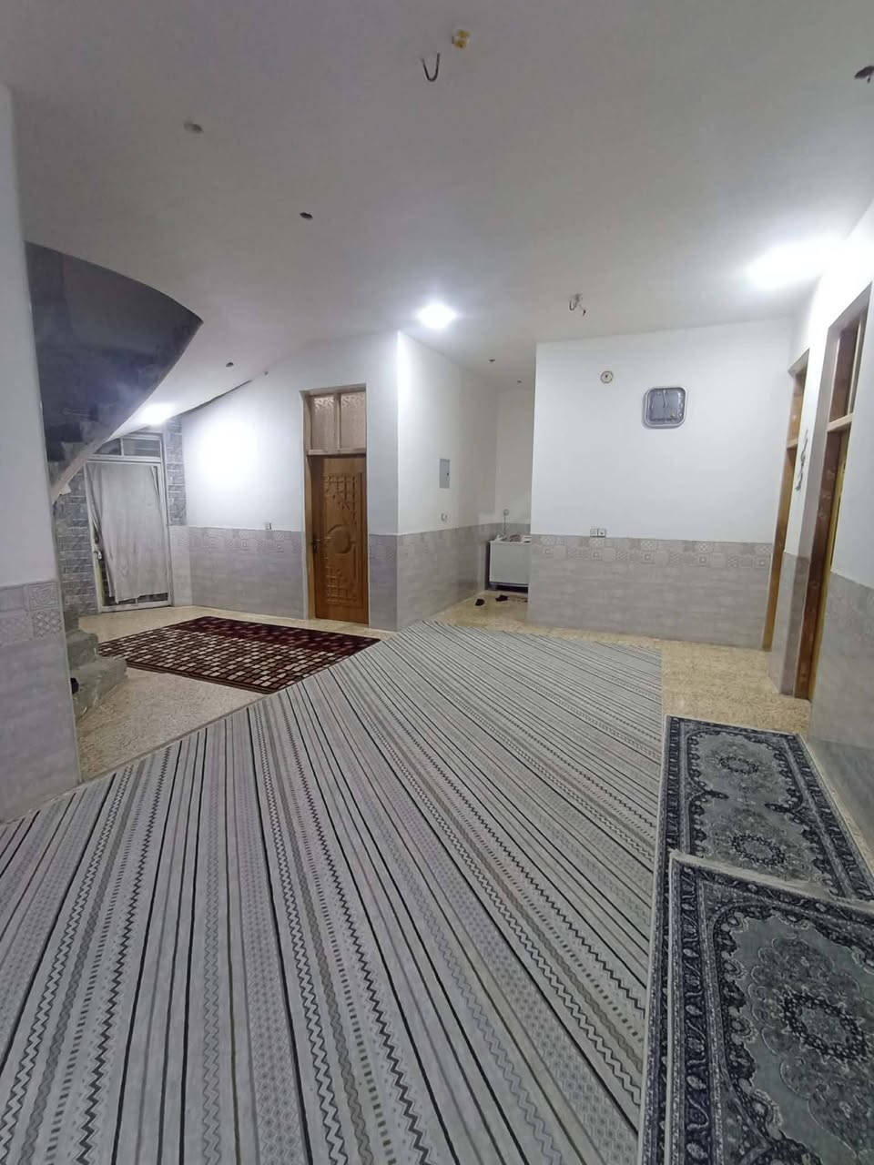 بيت طابو زراعي سند 25 ملحق حي الحوراء الزراعي مساحه 485م بناء حديث ويحتوي على 2 غرف النوم وصاله ومطبخ وهول واستقبال وصحيات داخل وخارج وخدمات كامله للاستفسار ***********
