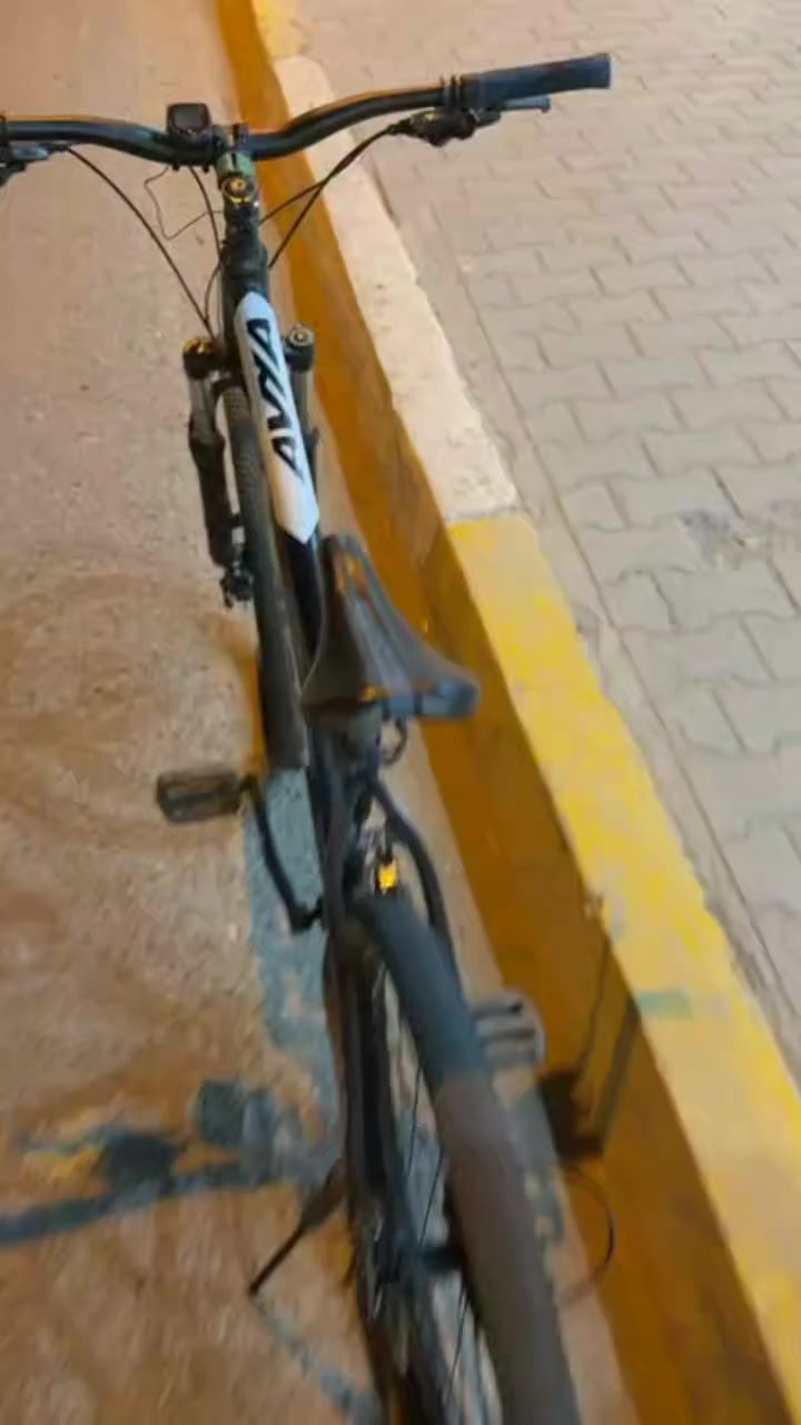 السلام عليكم بايسكل للبيع افا جبلي ستيرن استعراضي ودبل فتح غلق وبداله امامي 3وخلفي7 وكلشي شغال بي السعر 100قفلل وبي عداد الاستفسار على هذا الرقم ***********المكان قرب جامع براثا( الستيرن مالته اتبدل  بهذا الابيض هم استعراضي)
