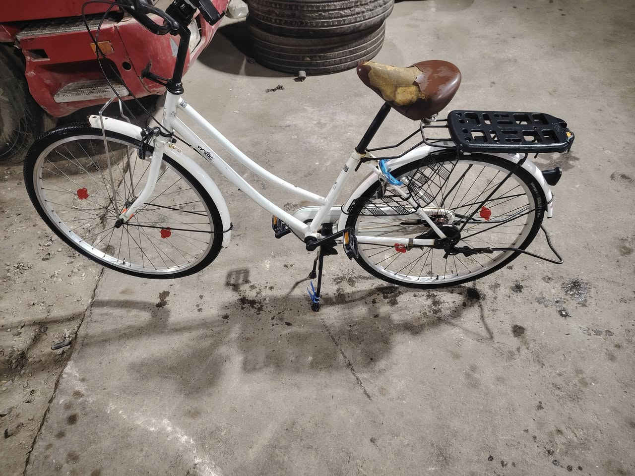 بايسكل بناتي حجم 26 أبيض السعر 115 الف ***********
