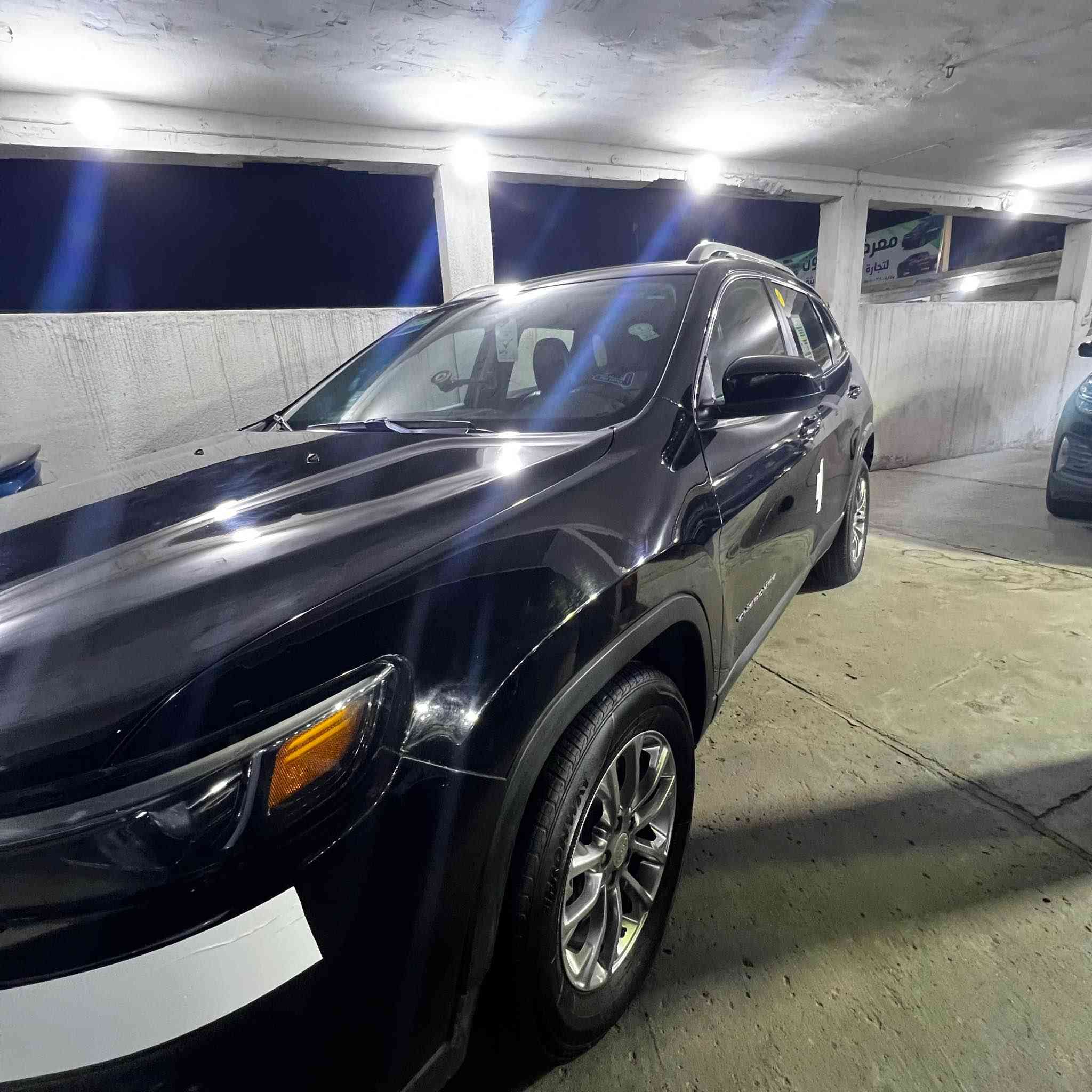 السلام عليكم 
جيب بزون 2020 لاتيدو
سياره جاهزه من كلشي كير مكينه حداده تبريد تخم تاير 
مواصفات 
كشنات جلد
شاشه 
سايد بريك بصمه
كشنات كهرباء 
باقي مواصفات معروفه مال لاتيدو 
رقم بصرة تحويل ثاني يوم 
حادثه فقط بنيد مبدل 
سعر 145 بيها مجال 
رقم *********** 
العنوان البصرة 
مكلف بنشر خابرني او تراسلني وتدلل البصرة, العراق
