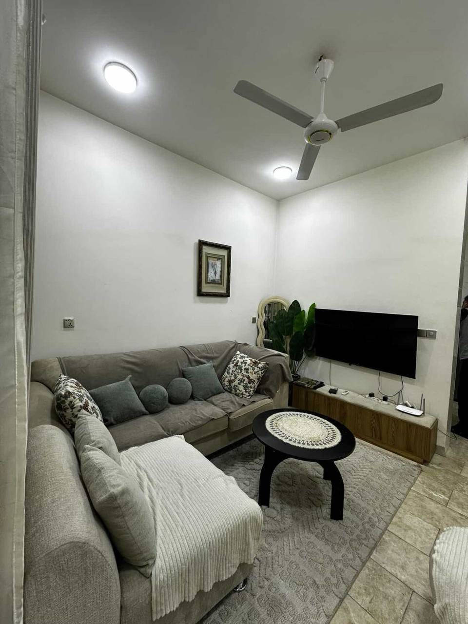 🏠 شقة مؤثثة للإيجار – المنصور الداودي
غرفتين نوم + صالة
طابق أرضي معزول عزل تام
مؤثثة بالكامل وجاهزة للسكن 
🔷 ملاحظة تحتوي ع كراج كامل لركن سياره السعر600 الف
***********
💬 واتساب متوفر
