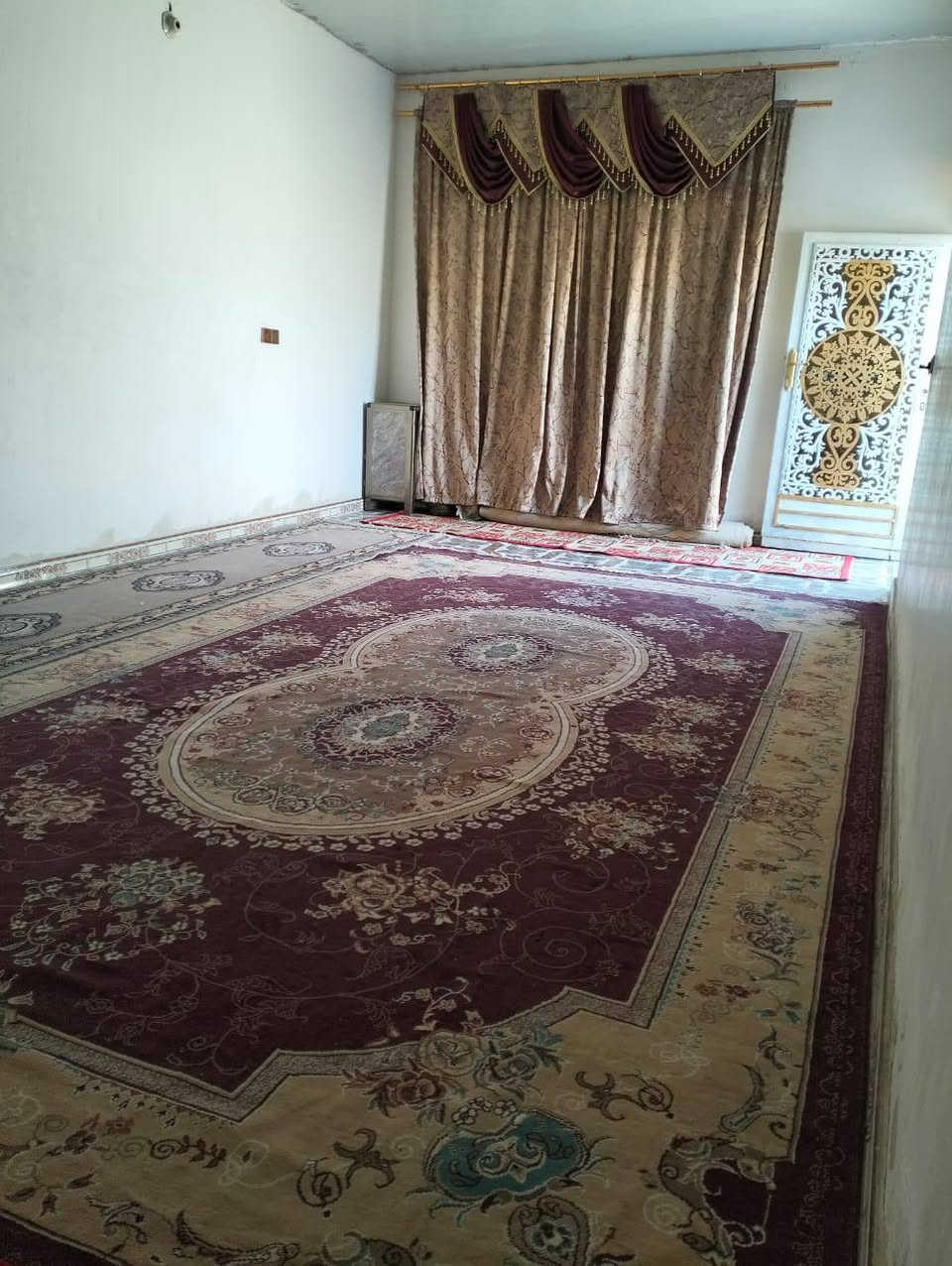 ياالله يوجد بيت زراعي للبيع مقابل مدرسة الخيرات يبعد عن الشارع العام مأتة متر  المساحه مئتين متر السعر يرجى الاتصال على الرقم التالي ***********
