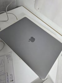 ماك بوك برو 2019  معالج i5 جيل العاشر  رام 8g  هارد ssd256  حجم ١٣.٣  ...