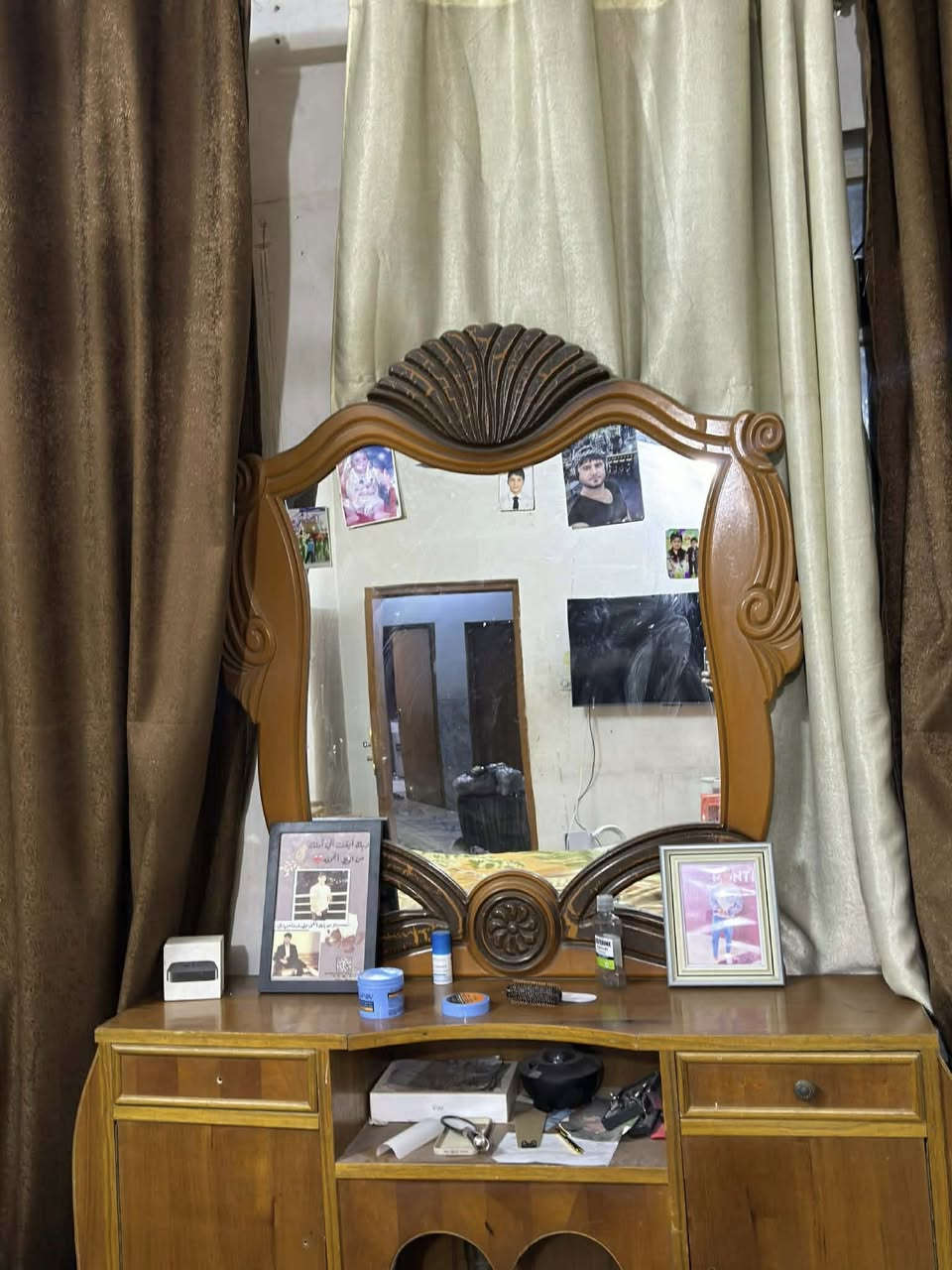 السلام عليكم غرفه نوم كامله للبيع كنتور 6 ابواب وجربايه وكوميدات 2 وميز مرايه غرفه نضيفه مكاني بغداد الشعله 
السعر 700 بيه مجال بسيط
رقمي ***********
