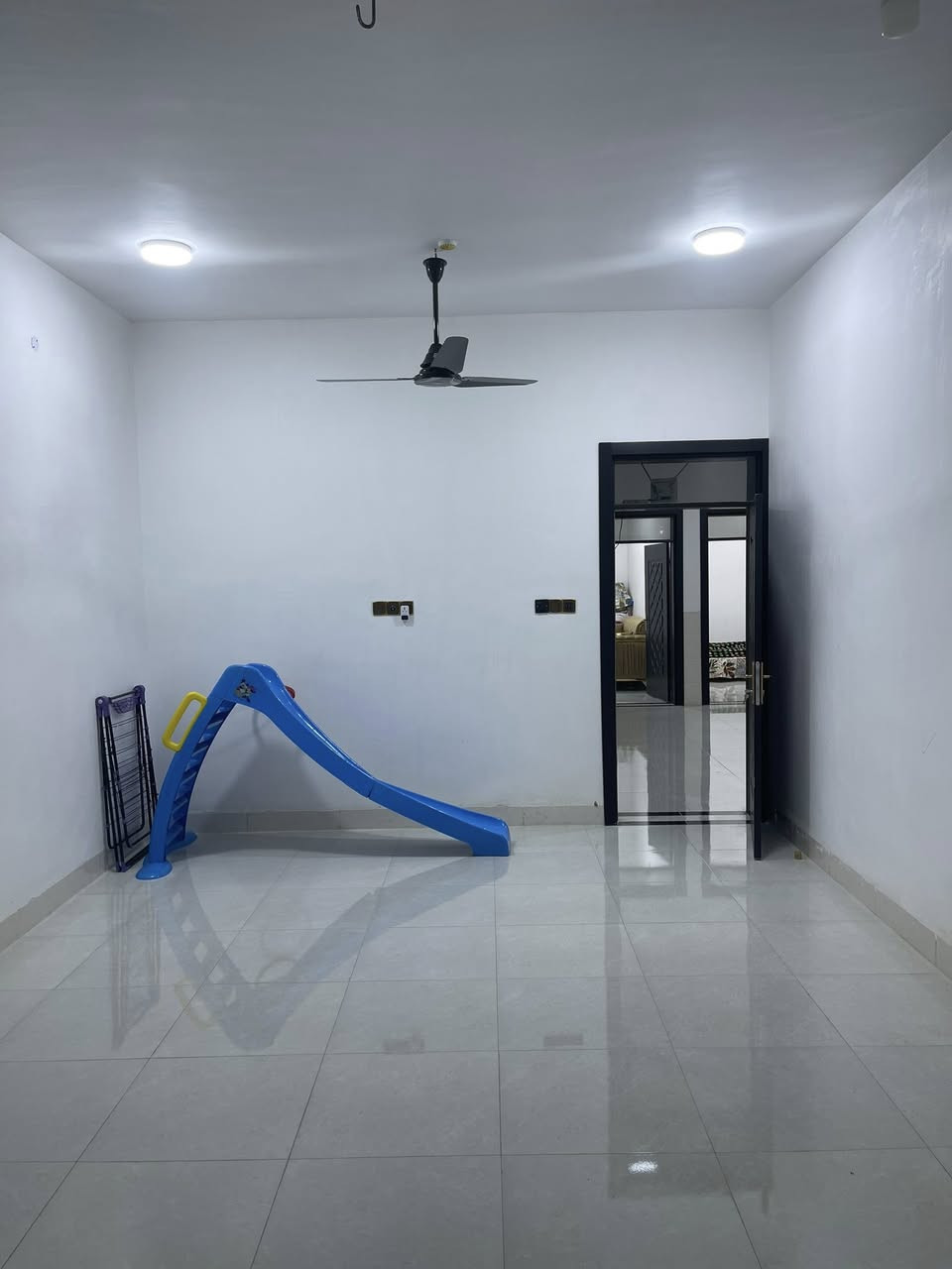 السلام عليكم
دار للبيع المساحة 200م
طابو صرف بأسمي 
الوجه 10 والنزال 20 
يتكون من كراج واستقبال وكيلدور 
وصالة كبيرة ومطبخ وغرف 2 ومناور 2 وصحيات داخلية وخارجية 
البيت جديد بناء سنة 2023 
للاستفسار الاتصال على الرقم ***********
البيع نقد فقط
