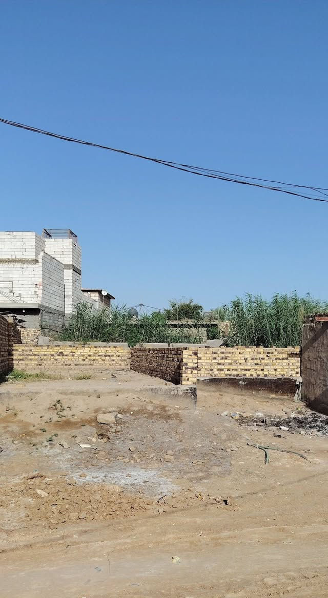 قطعة 200م  بتلو  طابوق مدفونه ومزفته وجاهزه رفت
متوفر جميع الخدمات  ماء أبي بالباب وكهرباء بصف القطعه 
قريبة جداً  على الشارع العام  شوارع سبيس مشمول الحي بمشروع مجاري الحلة الكبير 
الموقع محيزم مقابل  موقف نهاية كيات حي الامام الي يحب تفاصيل تريد خاص تريد رقمي ***********
