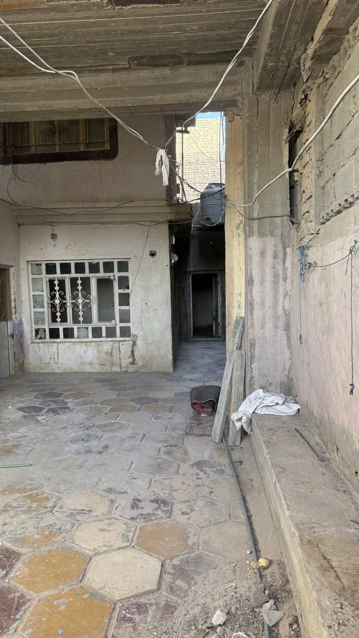 السلام عليكم بيت للبيع طابو صرف
مساحة البيت 200متر واجهه ١٠ونزال٢٠

البيت يحوي على شقه خارجيه ومحلات عدد٢

يحتوي من الدراخل على عرف عدد٤

الموقع تجاري على الشارع العام حي العسكري مقابيل المركز

الاستفسار اتصل على الرقم ***********
