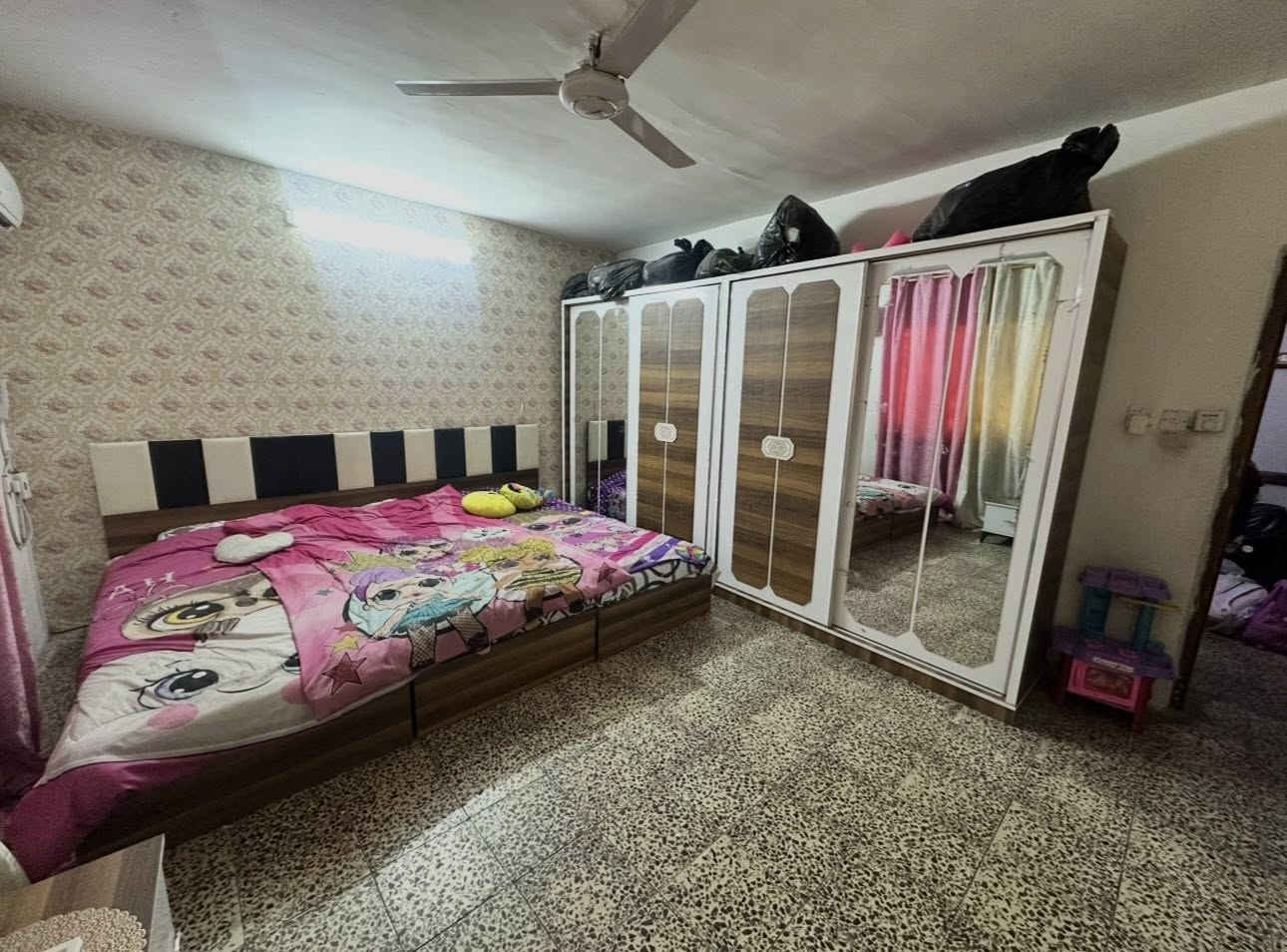 غرفة نوم تركية خشبها سويدي لونها صاجي ماخذهة من شركة ايدول غرفة فاخرة خشبها ثقيل جداً وجديدة كلش مابيهة اي ملاحظة ميز تواليت ليد السعر مليون وربع 
غرفة نوم تركية شبابية 3 اسرة وكنتور عدد 2 ميز تواليت وكومدي مجرات عدد 1 وكومدي جرباية عدد 2 الغرفة نظيفة السعر 350 الف 
سبالت نوع توسوت عدد 2 انفيرتر واحد طن شغالات وبحالة ممتازة واحد لورد سيريس واحد مون سيريس
السعر 300 الف
شاشة نوع كوسونيك حجم 42ب 100 الف 
شاشة نوع هيرو حجم 32 ب 50 الف 
ساعة جدارية فيكة السعر 50 الف 
 
مكاني حي الاعلام ***********
