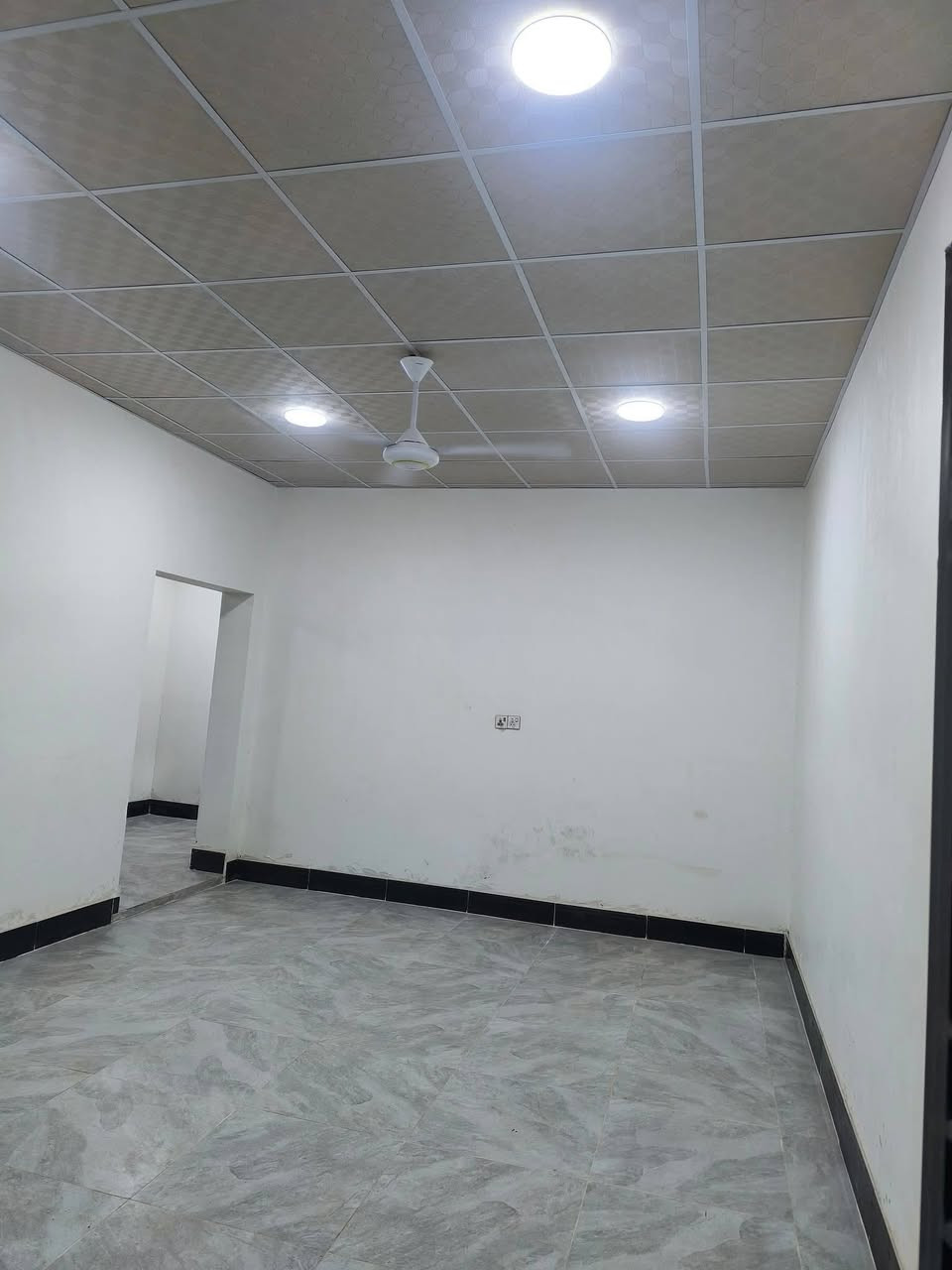 شقه جديده  بلفداء شارع ابو لبنان 100 متر تتكون من استقبال وغرفه ومطبخ وحمام تواليت وبيتونه وصطح 
السعر الايجار 300 الماء والكهرباء والامبيريه عليه
تانكي وماطور  وكيزر  ومراوح اربعه ومغسله وخلاطات 
للاستفسار اكثر ***********
