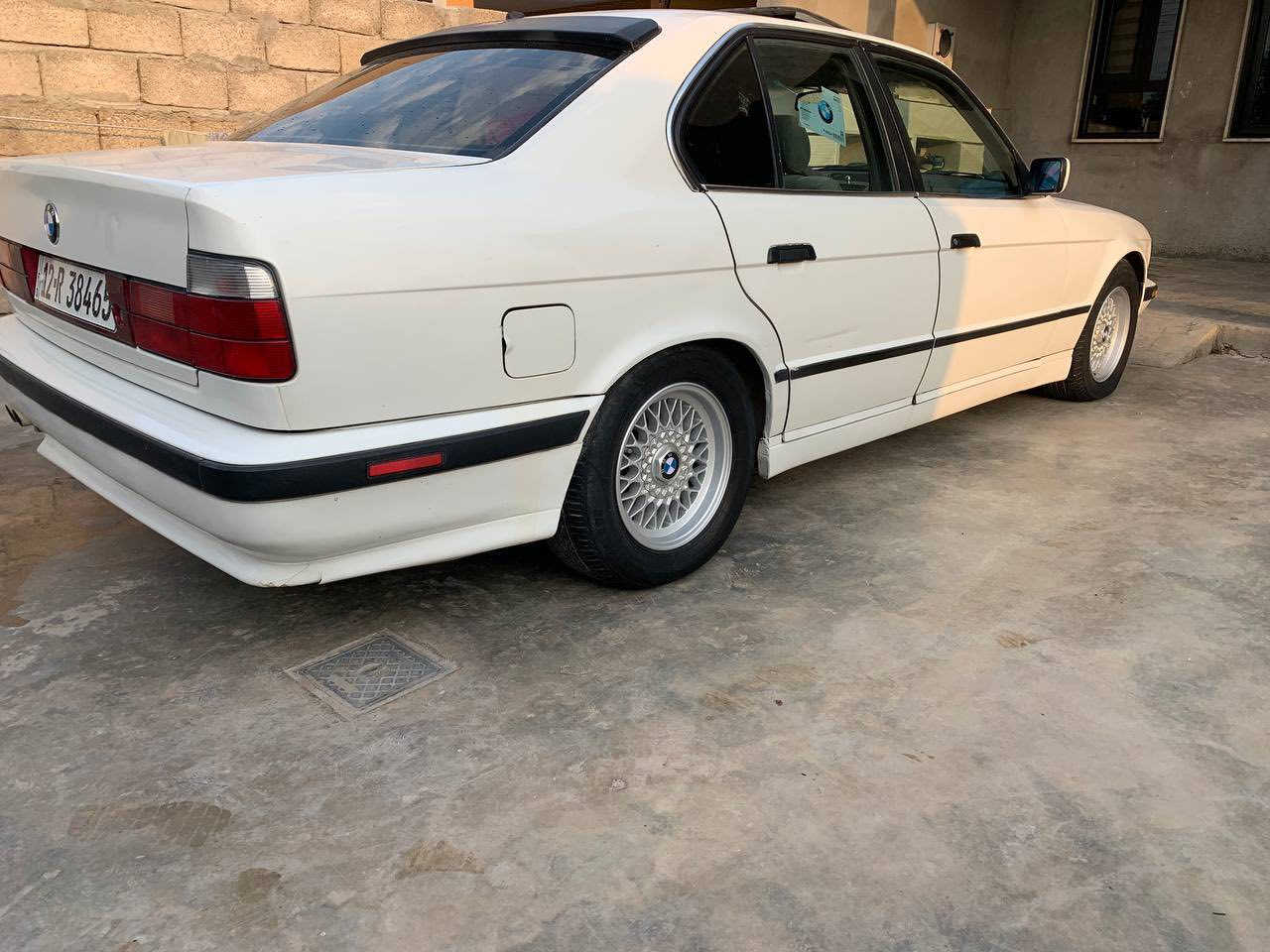 BMW 1991 525Ai
فول فوله 
گئر و مه كينه به شه ره ت
نمونه له جواني 
هيجي نيه بئ ده عم بئ سبوخ 
ره قه م و سه نه وي هه زه هه موي تازه نوئ كرايه 
به ناوي خؤمانه ته عويل وه كاله به شه رت
***********
