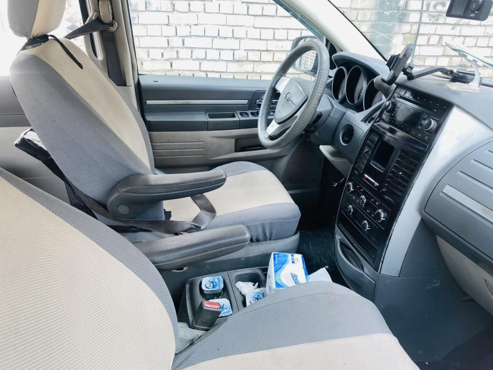 دوج كرفان ٢٠٠٨ فول ماعده الجنطه مكينه ٣٨٠٠ تبريد ٣ قطع تخم تاير جديد باتري جديد كهربائيات شغاله مكينه وكير نضيفات سياره حادثه جاملغ الايمن والباب وبيه طخه بل جاملغ الخلفي مصبوغه حزام سعره ٨٧وبيه مجال 
***********
