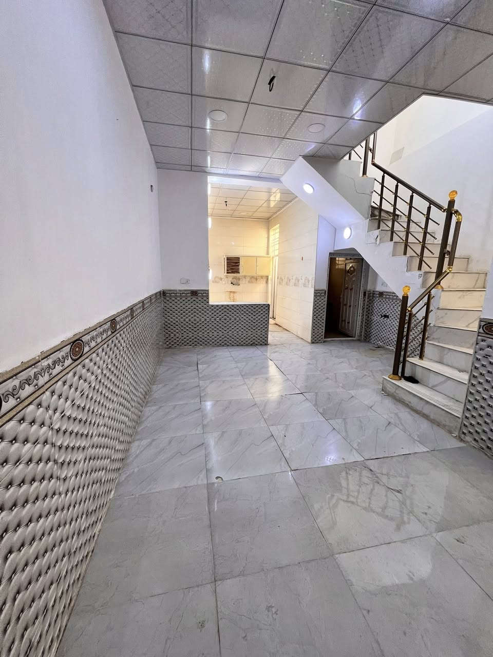 للايجار 
دار مساحه 100 متر حي ميسان قطاع 22 قريب شارع البوريات 

غرفه.  صاله.  استقبال.  مطبخ.  صحيات.  داخليه وخارجيه 
***********
