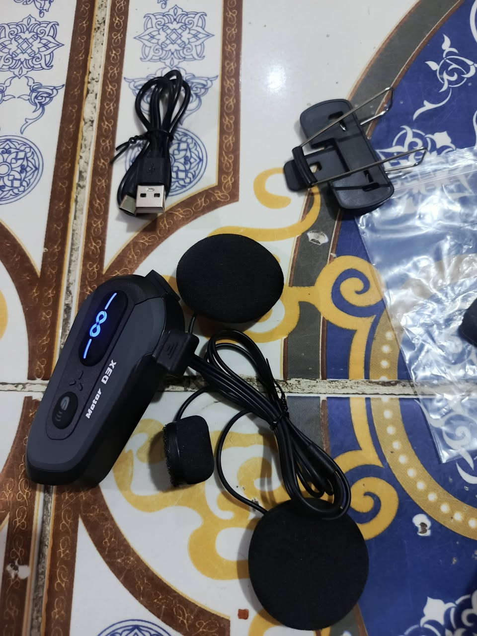 دخم دراجه كامل 

سماعه خوذه مع قفل غير قابل للكسر 

كامل ملحقاته السماعه  النوع جديد غير مستخدم 

الي يريدهن يجي خاص ويدلل ***********
