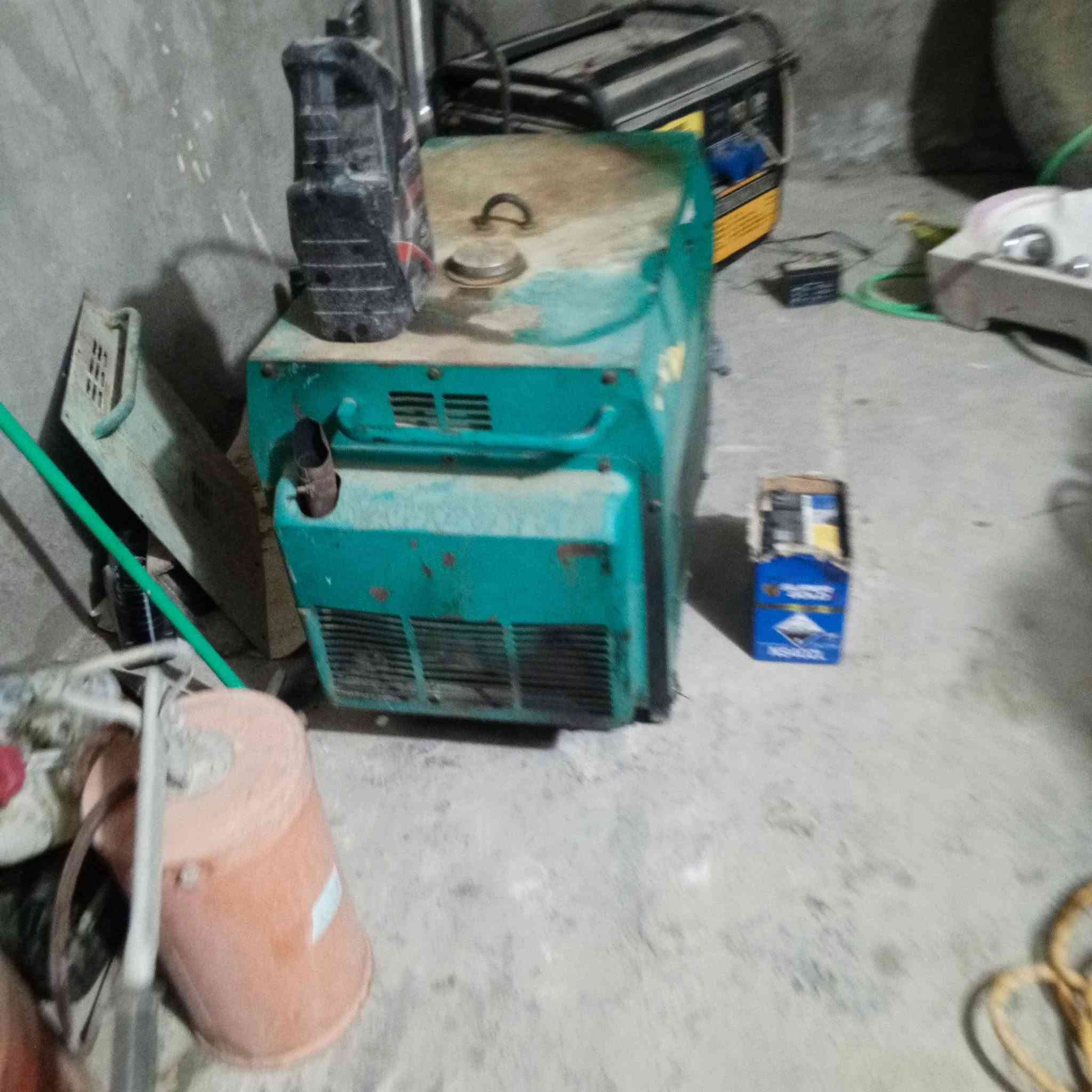 للبيع محل كامل من دهن مولدات  كاز 28 امبير    لبانزين 25 امبير خالعه 24 تاروسه رفات رنبات تفصال تانكيات مي العدد 2 واحد الفين واحد الف مبرده بانيو ثلاجه دريل هوه جك صوندات كبس بلاجكترات العدد 3 إكبار مضخه غسل  بانزين مضخه غسل  كهرباء   العنوان بغداد سعر 5 ونص وبي مجال قليل الشراي يتصل  ***********
