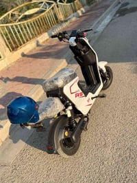 R9 للبيع نضيفة كلش دراجة استخدام قليل باتريات جدد فول مواصفات سرعتها 1...