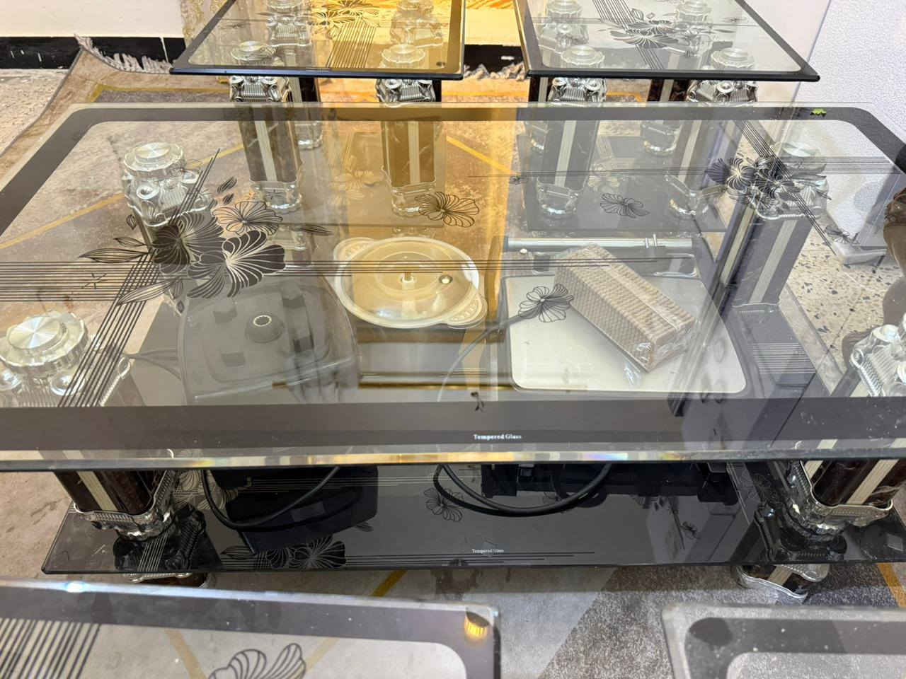 ميز جام طبقتين الطبقه الجوه مضلل طول ١١٠ العرض ٦٠   يجي وياه ٤ طبلات جام طولهن وعرضهن ٥٠ مكانهن شارع فلسطين اي استفسار خاص او وتساب ***********
