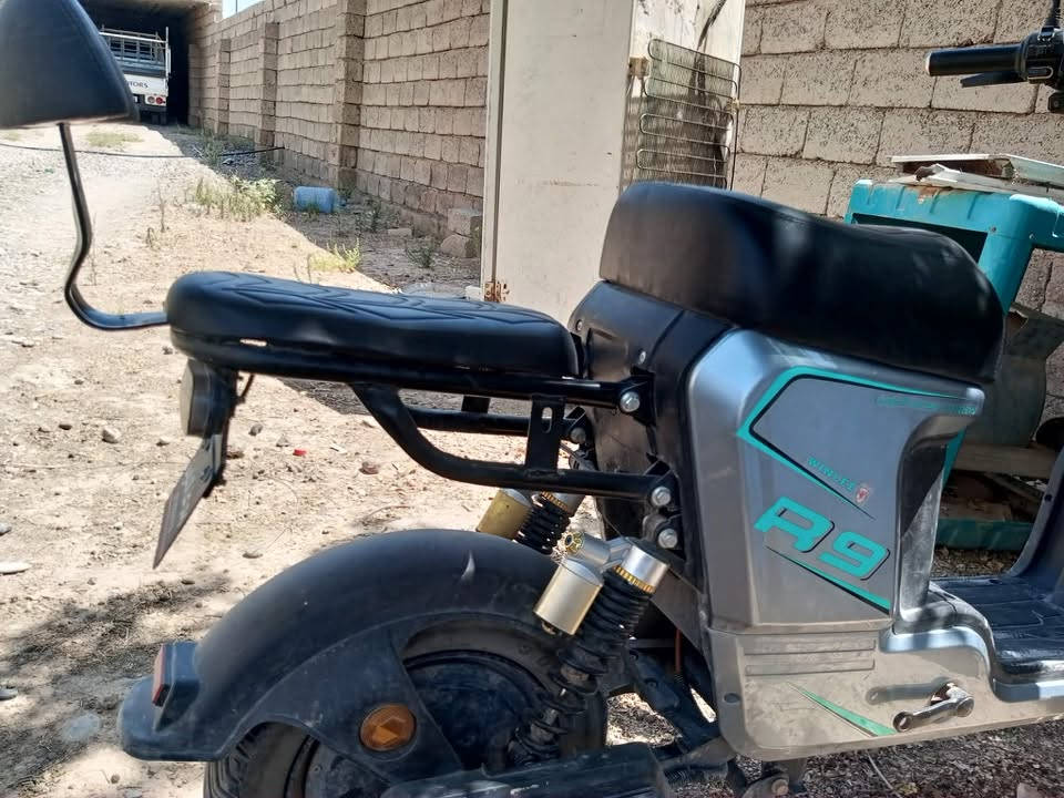 سلام عليكم R9للبيع اقره المنشور زين لا تكلي شبي ما بي سعر450بي مجال
R9
سعر450وبي مجال 
مستخدم شي قليل ما يعوزو ولا غرض 
بطاريات لسع تراب شركه عليهن 
معا سويجات 2و بصمات 2
موطور نضيف انضف من صوره
***********
مابي واتساب متواجد عل فيس او خابر عل رقم
ناصر عامر
