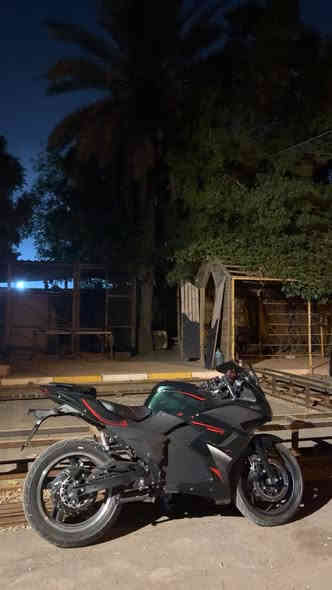 لسلام عليكم 
- بطح كهرباء - يعني شحن ،
الدراجة اخت الجديدة  
ملف 4000 
سرعتها 140 
تمشيك بالشحنة الوحدة 70 كيلو 
لون اخضر و اسود و خط احمر رياضي 
مري رياضي 
قبضات السكليتر رياضي 
نظام بريك امامي و خلفي ABS يعني بالمكان
مقعدين بيها 
لايتات عالي ناصي و رماش 
مسجل بلوتوث بلادي 
دبل سويج دبل بصمه
نظام تشغيل عن بعد 
البطاريات جديدة و الدراجة كلها جديدة 
السعر : 2،650،000 / مليونين و 650 
رقم الهاتف : ***********
