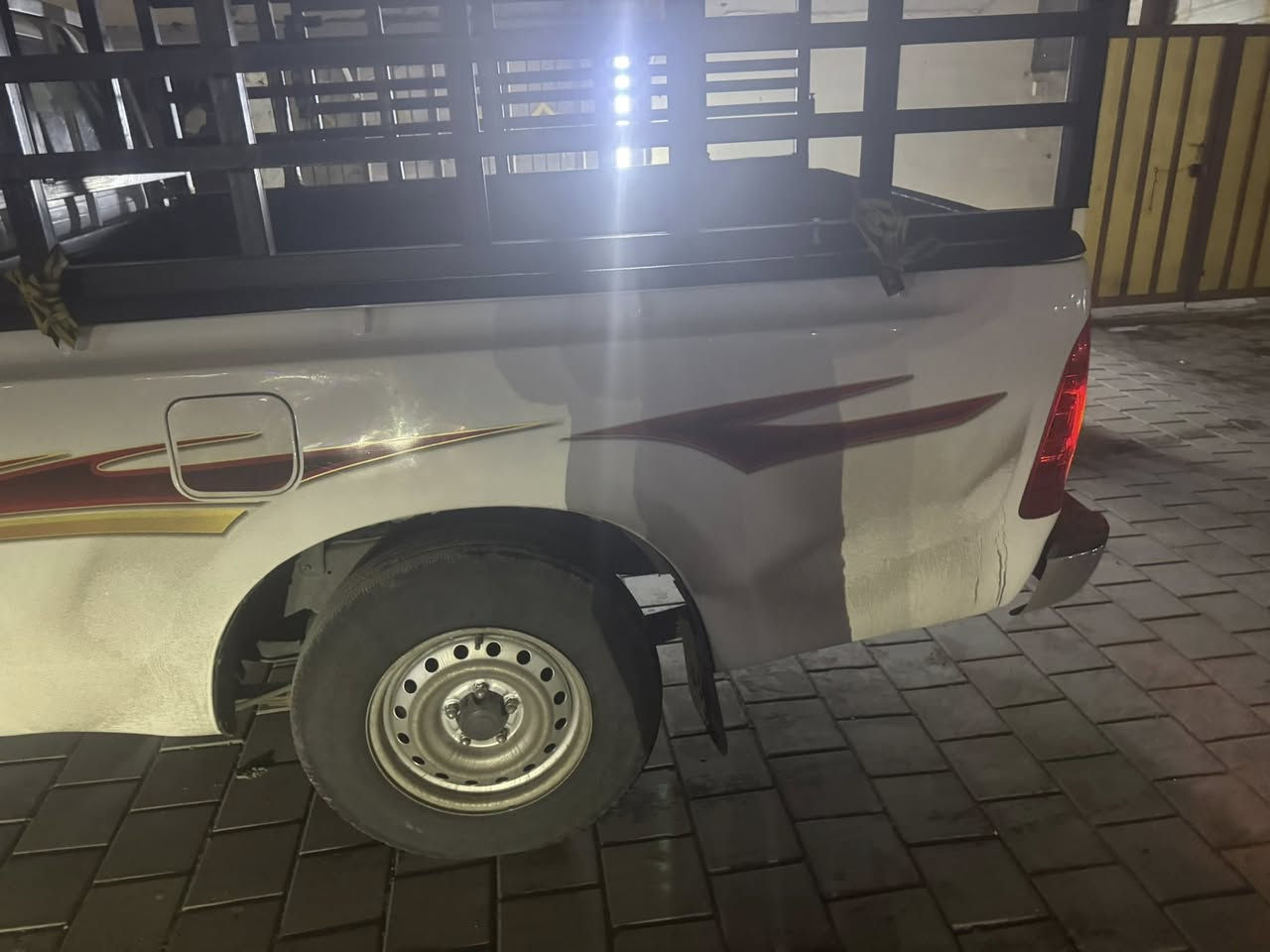 السلام عليكم للبيع بيكم هايلوكس تك قماره  ٢٠٠٩ السياره معمره السعر ١١٠وبيها مجال رقم وسط العنوان بغداد لاستفسار الاتصال على الرقم ***********
